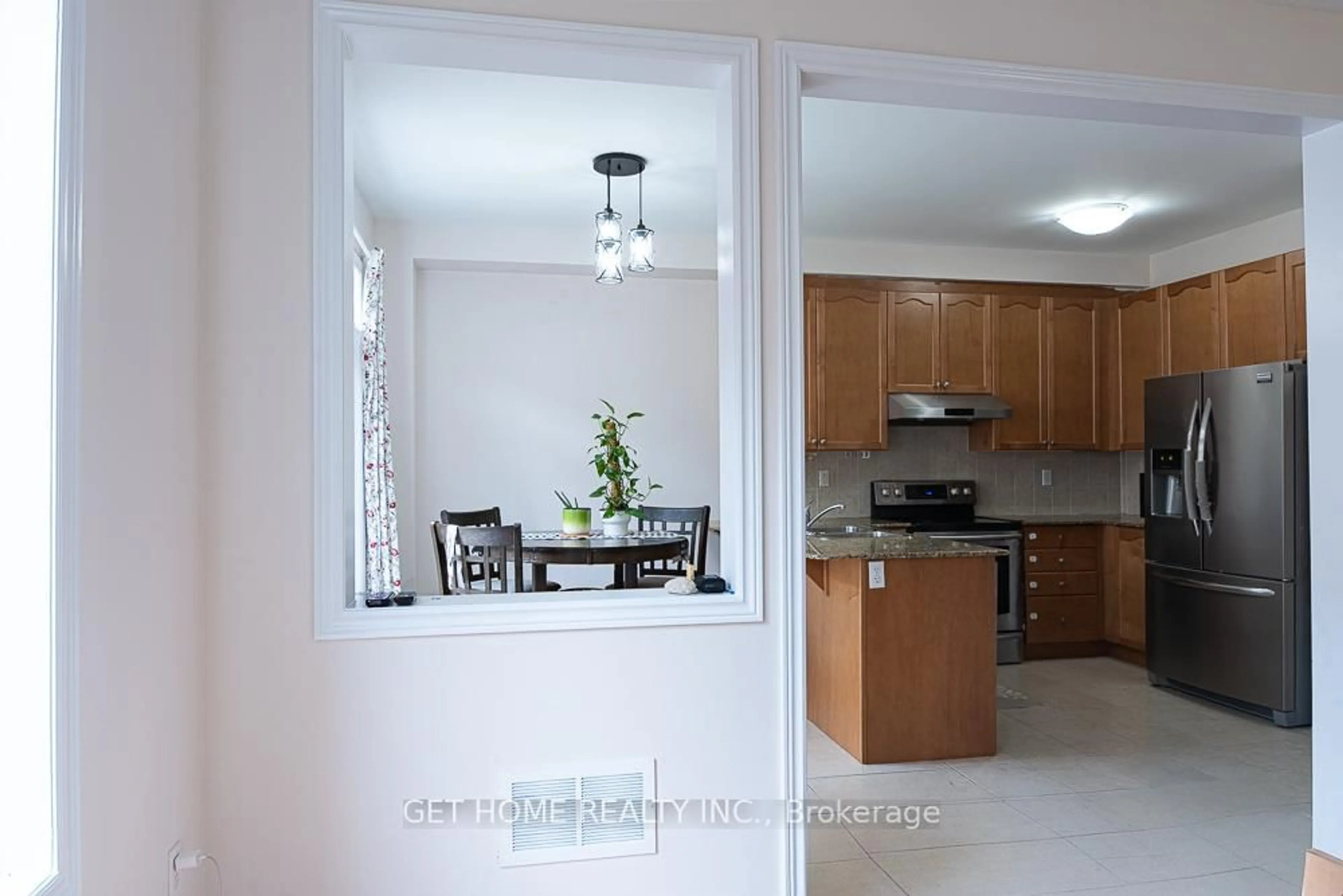 Open concept kitchen, ceramic/tile floor for 43 Baby Pointe Tr, Brampton Ontario L7A 0W3