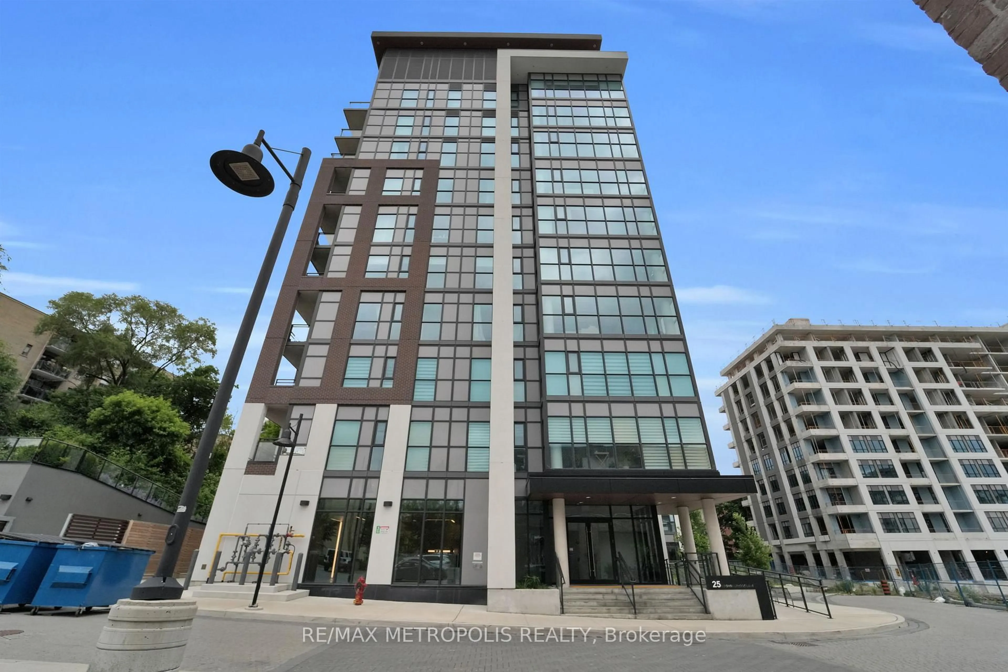 Indoor foyer for 25 Neighbourhood Lane #602, Toronto Ontario M8Y 0C3