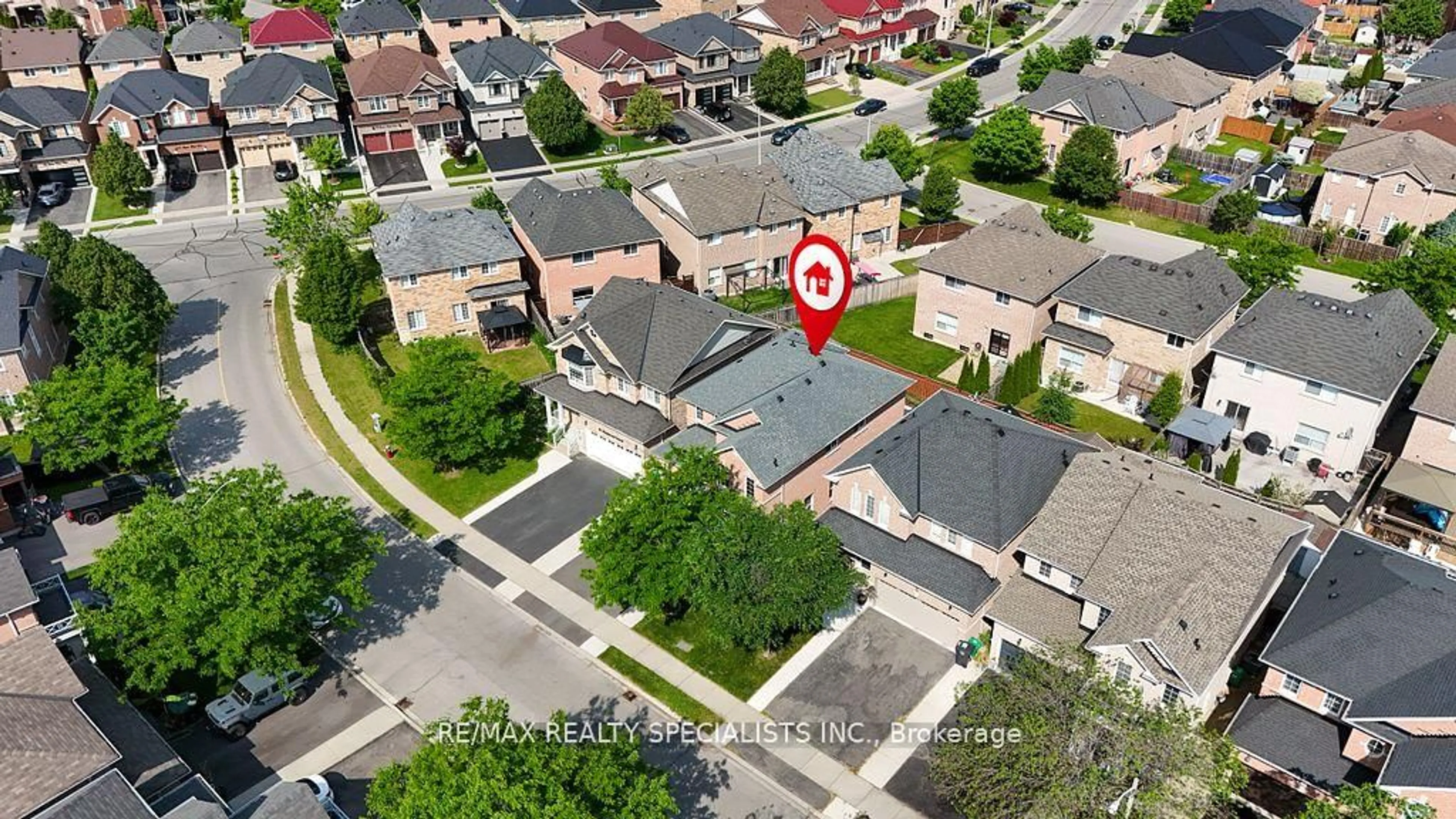 A pic from outside/outdoor area/front of a property/back of a property/a pic from drone, street for 62 Knightswood Cres, Brampton Ontario L7A 3W9