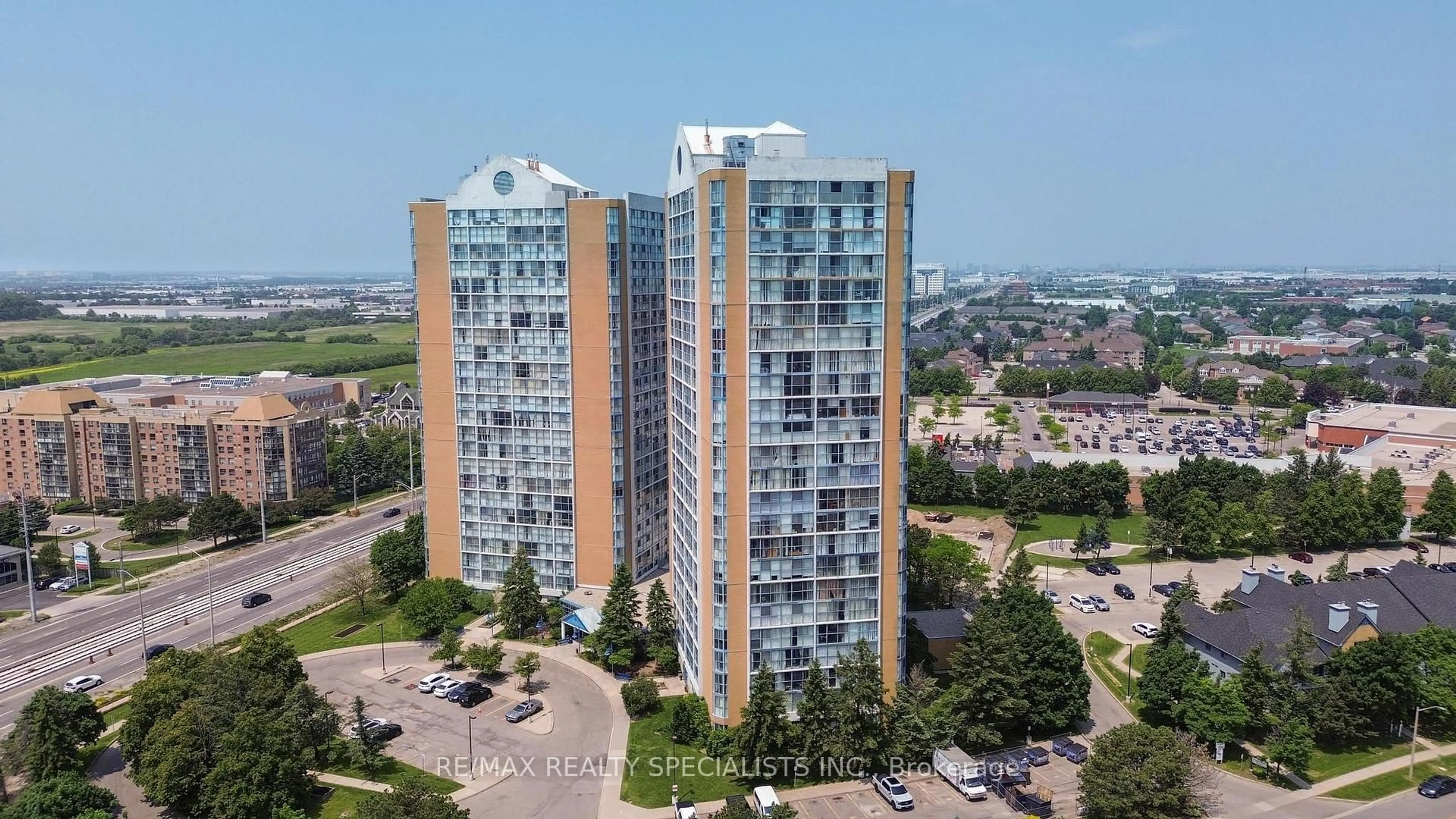 A pic from outside/outdoor area/front of a property/back of a property/a pic from drone, city buildings view from balcony for 35 Trailwood Dr #113, Mississauga Ontario L4Z 3L6