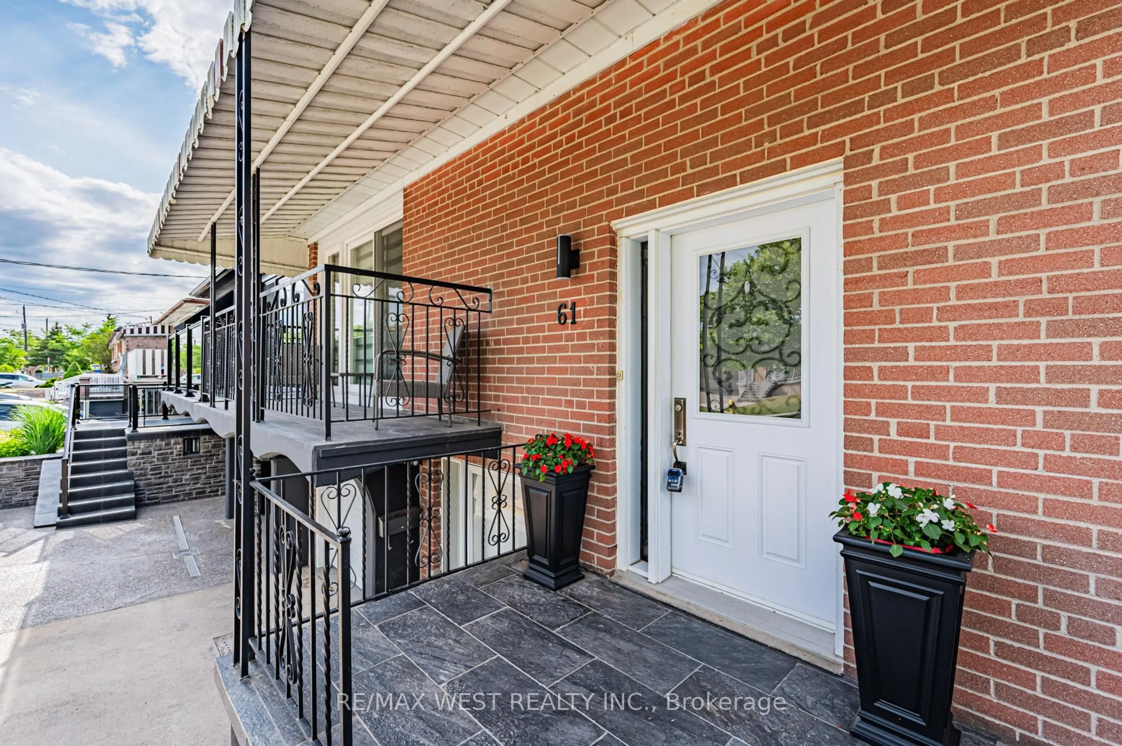 Indoor entryway for 61 Husband Dr, Toronto Ontario M9L 1J8
