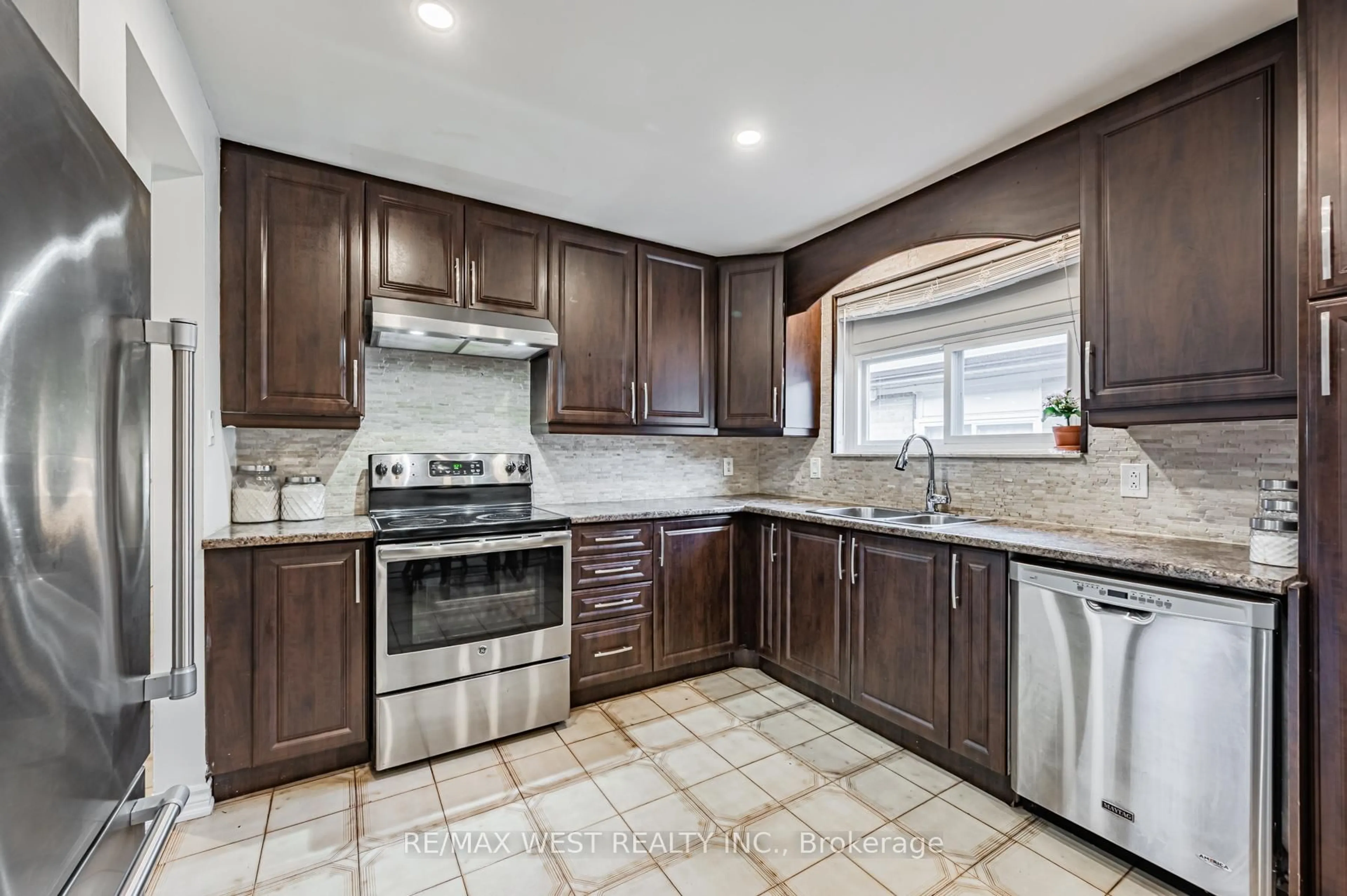 Standard kitchen, ceramic/tile floor for 61 Husband Dr, Toronto Ontario M9L 1J8