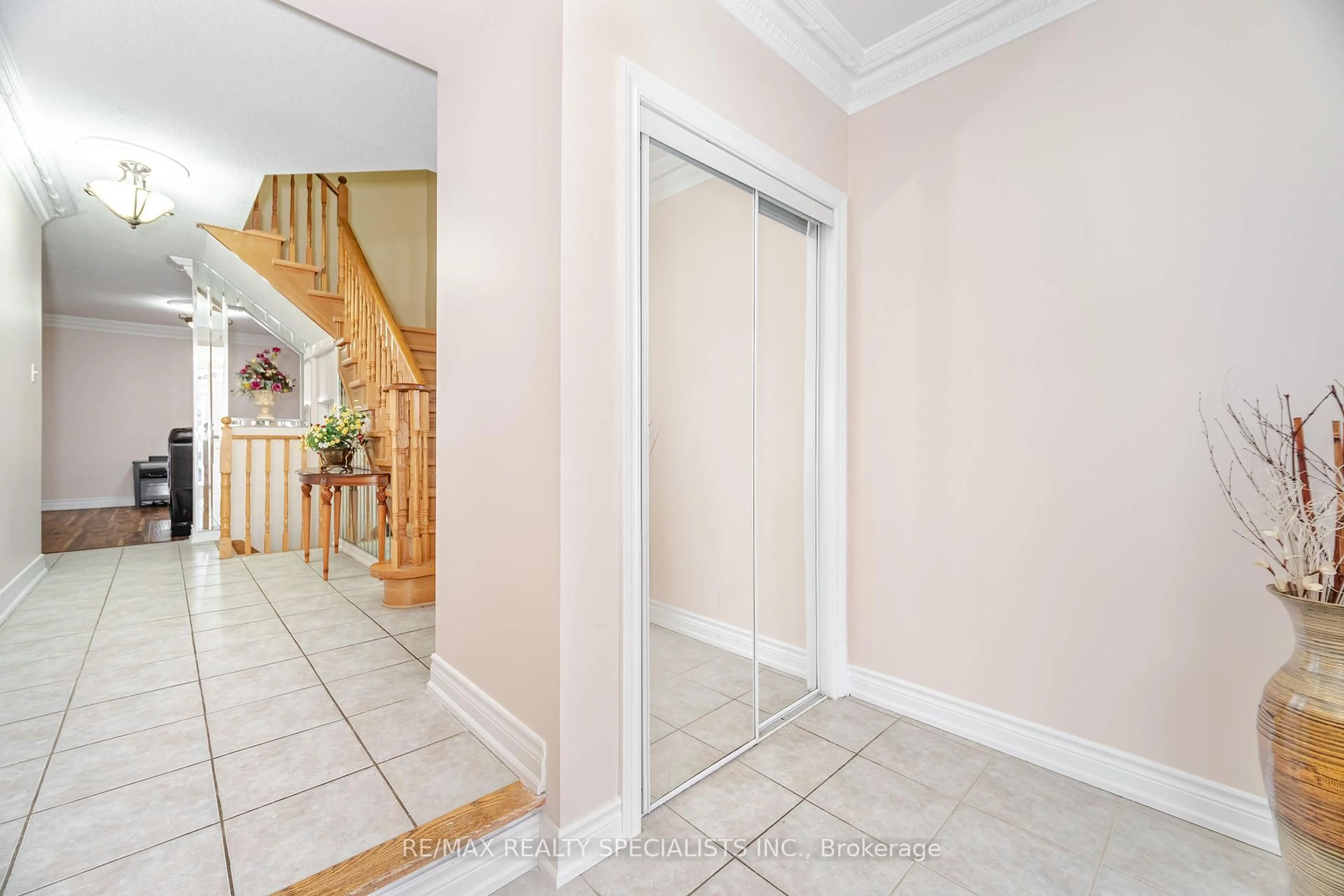 Indoor foyer for 21 Thimbleberry St, Brampton Ontario L7A 3L4