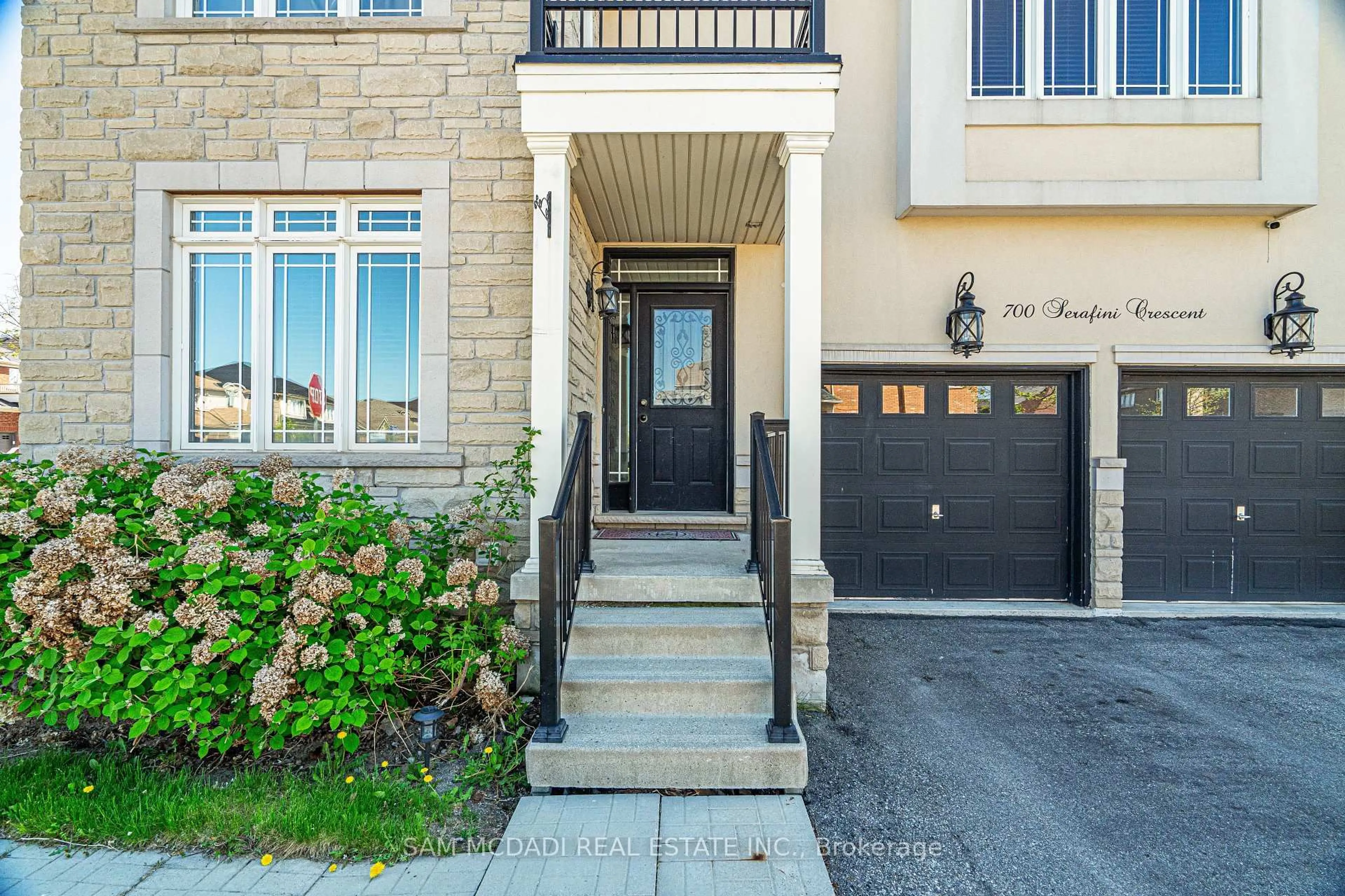 Indoor entryway for 700 Serafini Cres, Milton Ontario L9T 7P4