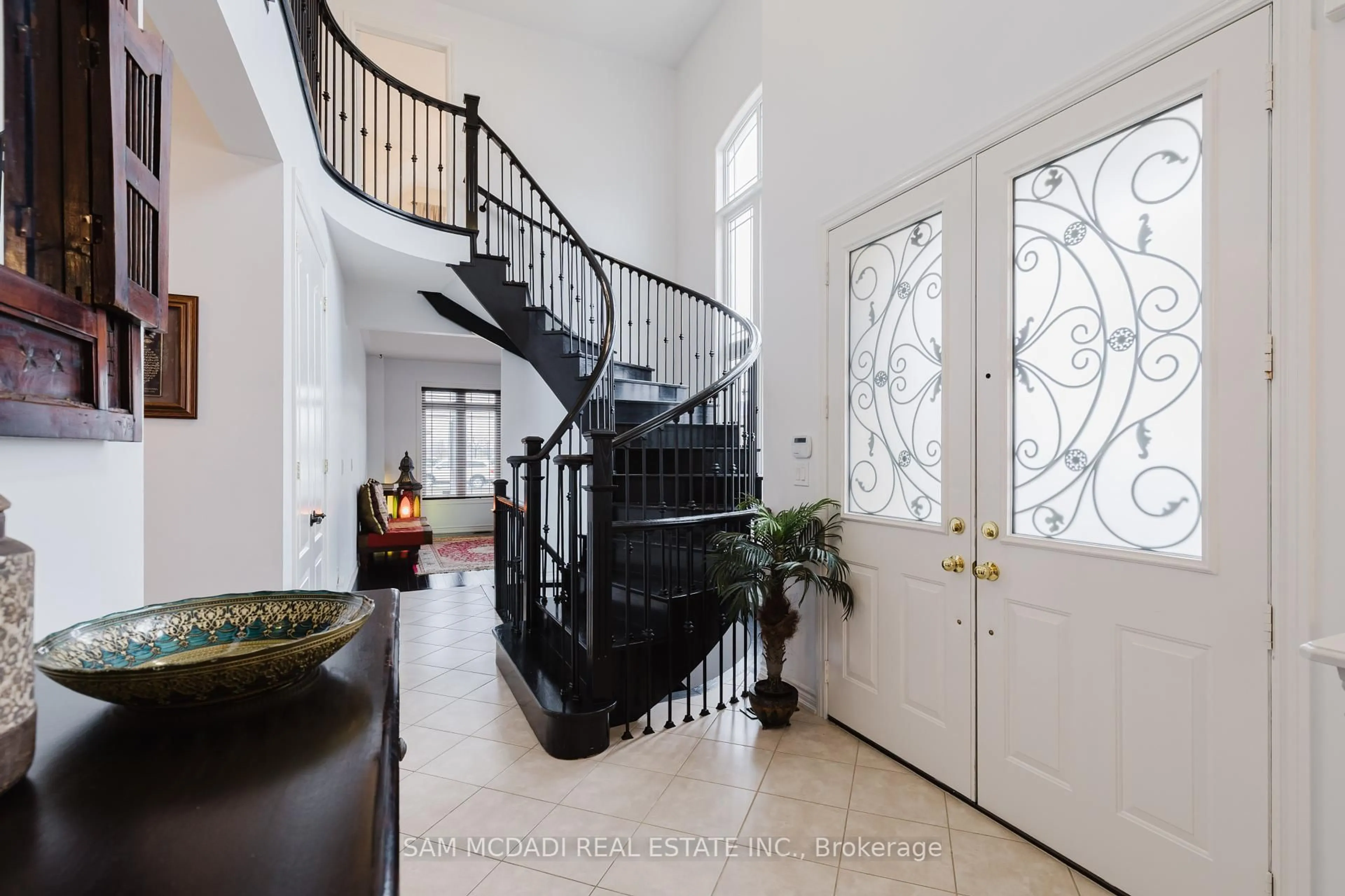 Indoor entryway for 700 Serafini Cres, Milton Ontario L9T 7P4