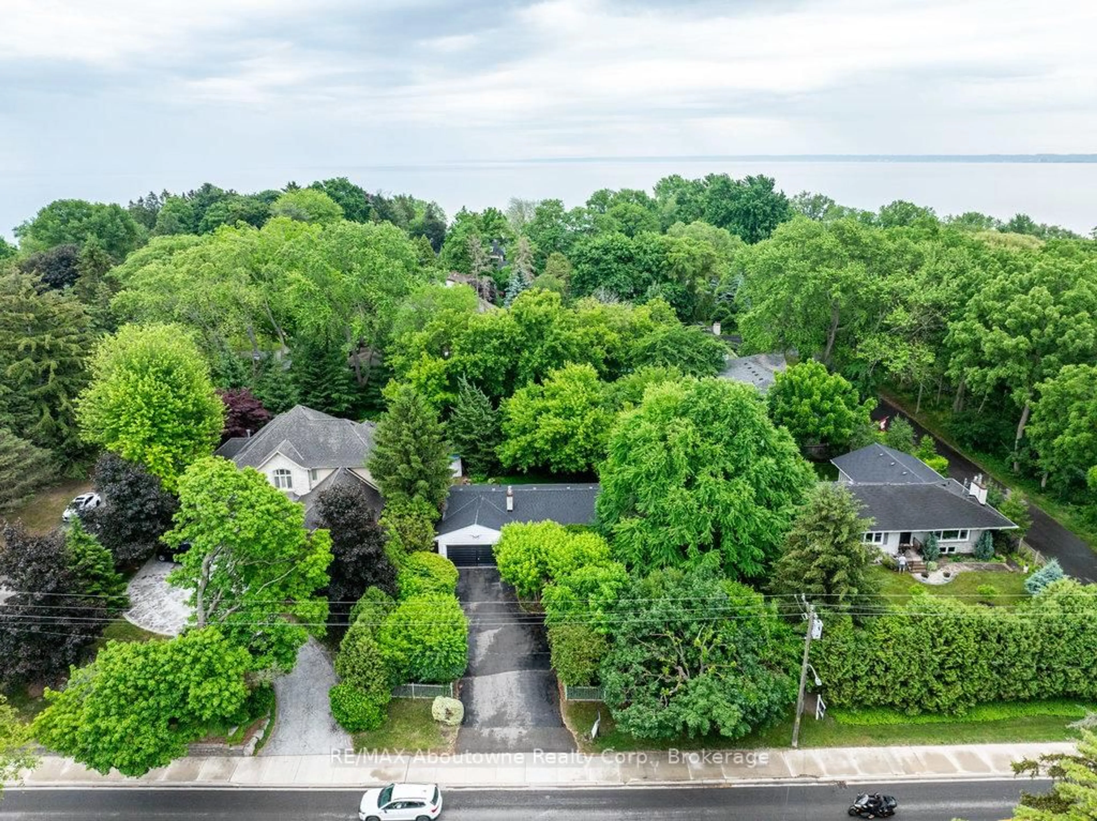 A pic from outside/outdoor area/front of a property/back of a property/a pic from drone, unknown for 4312 Lakeshore Rd, Burlington Ontario L7L 1A8