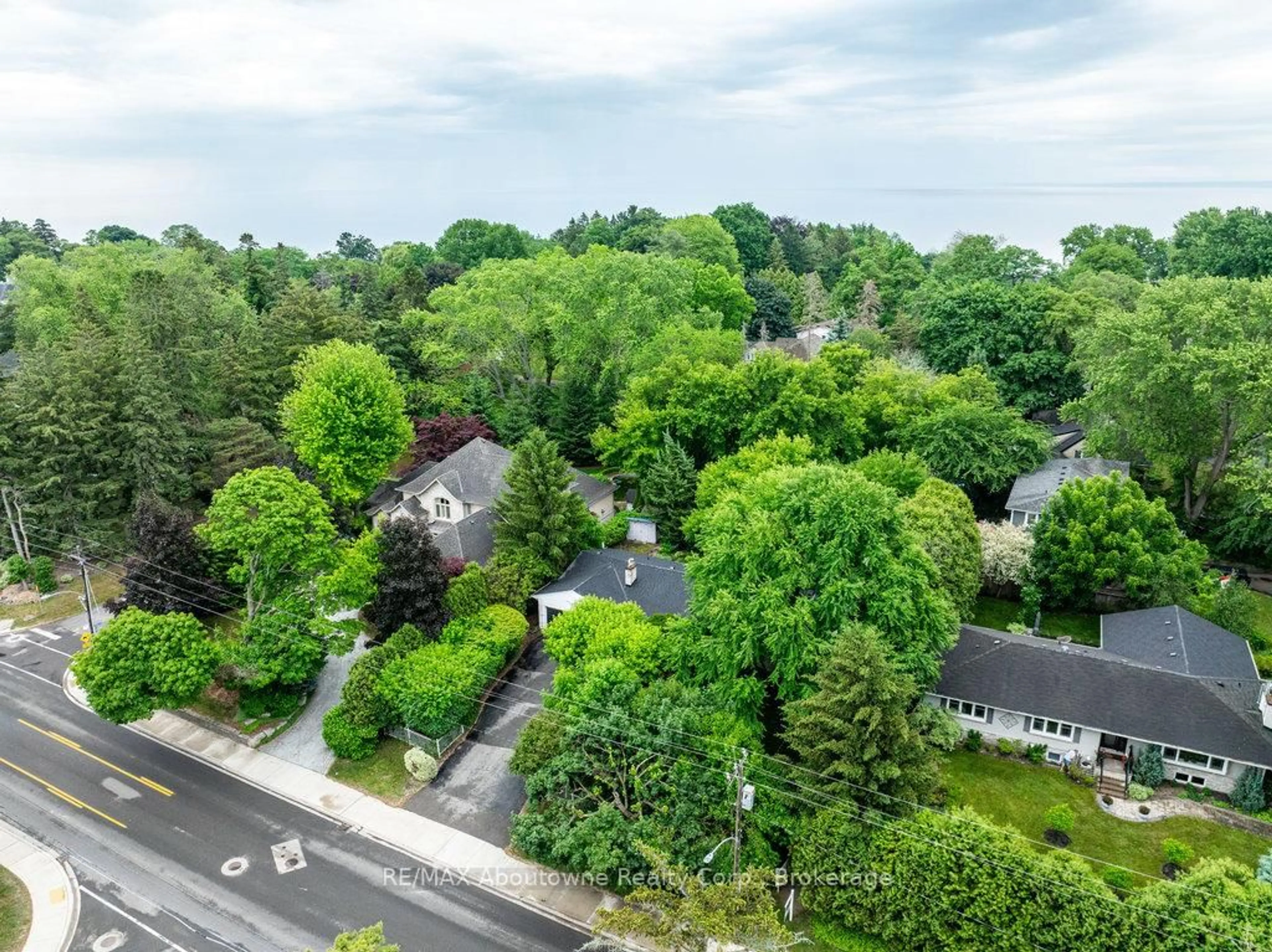 A pic from outside/outdoor area/front of a property/back of a property/a pic from drone, unknown for 4312 Lakeshore Rd, Burlington Ontario L7L 1A8