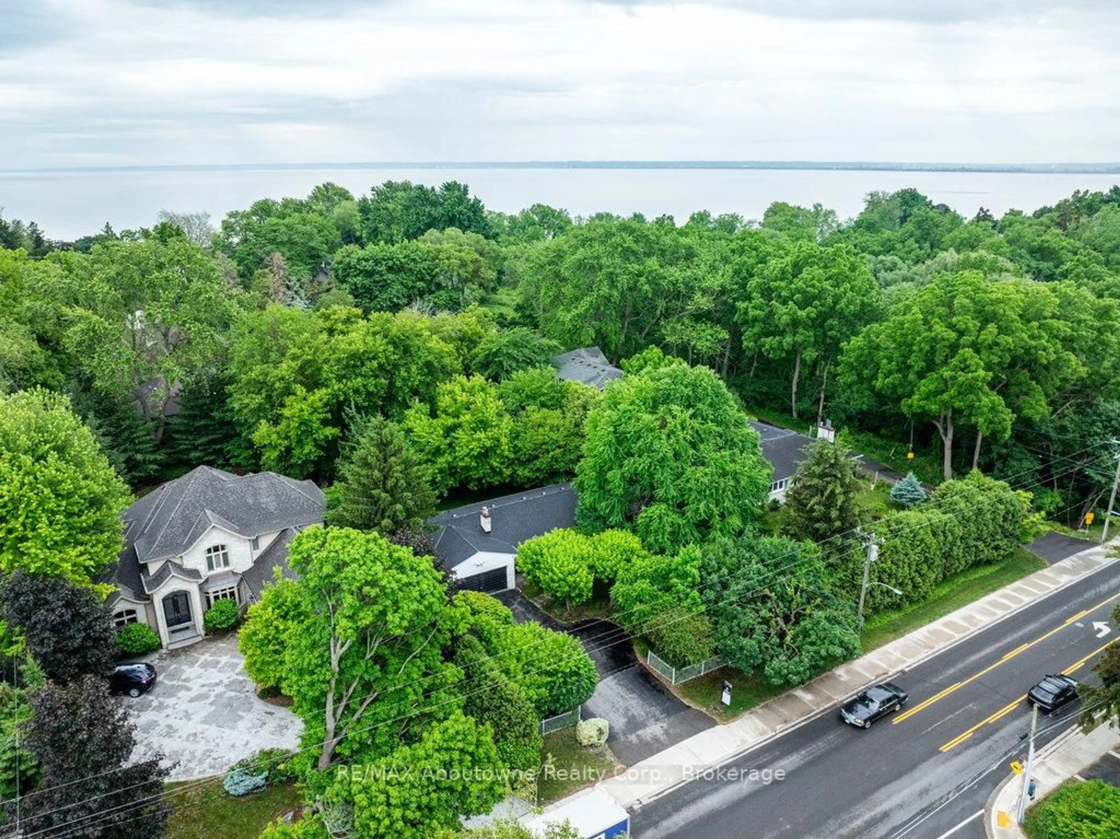 A pic from outside/outdoor area/front of a property/back of a property/a pic from drone, water/lake/river/ocean view for 4312 Lakeshore Rd, Burlington Ontario L7L 1A8