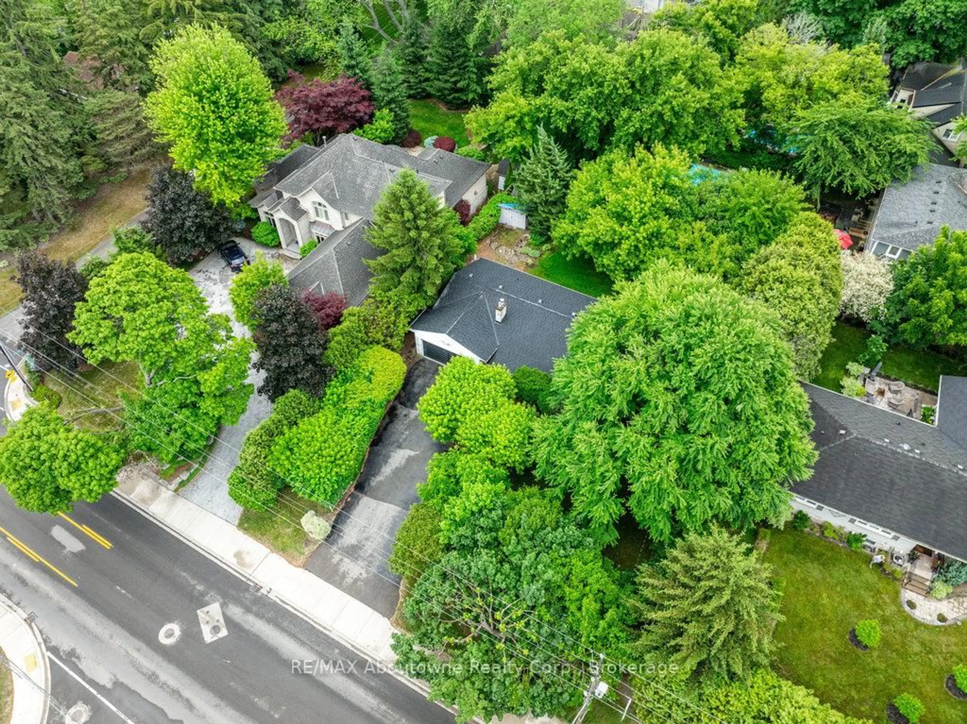 A pic from outside/outdoor area/front of a property/back of a property/a pic from drone, street for 4312 Lakeshore Rd, Burlington Ontario L7L 1A8