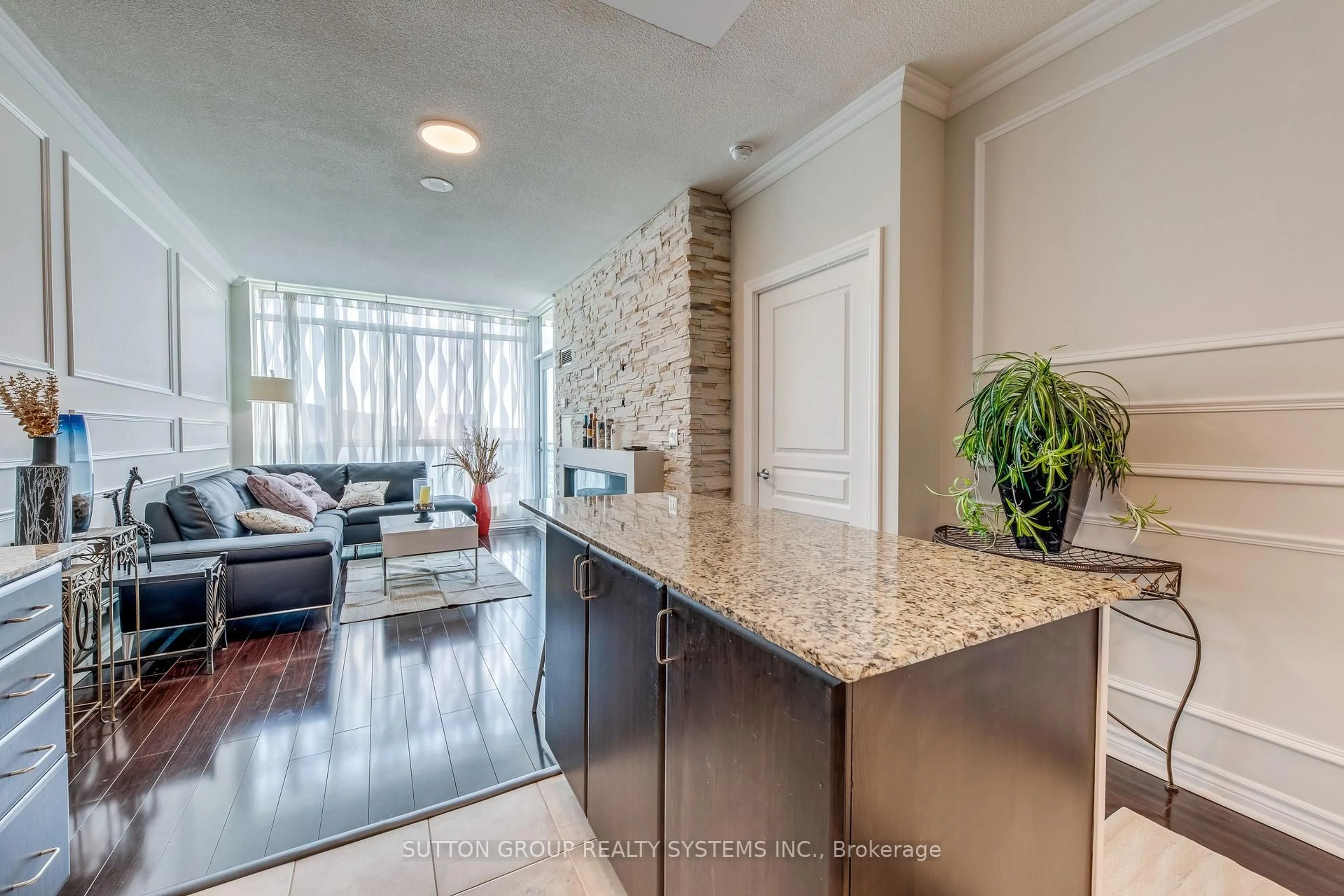 Open concept kitchen, ceramic/tile floor for 225 Webb Dr #1509, Mississauga Ontario L5B 4P2