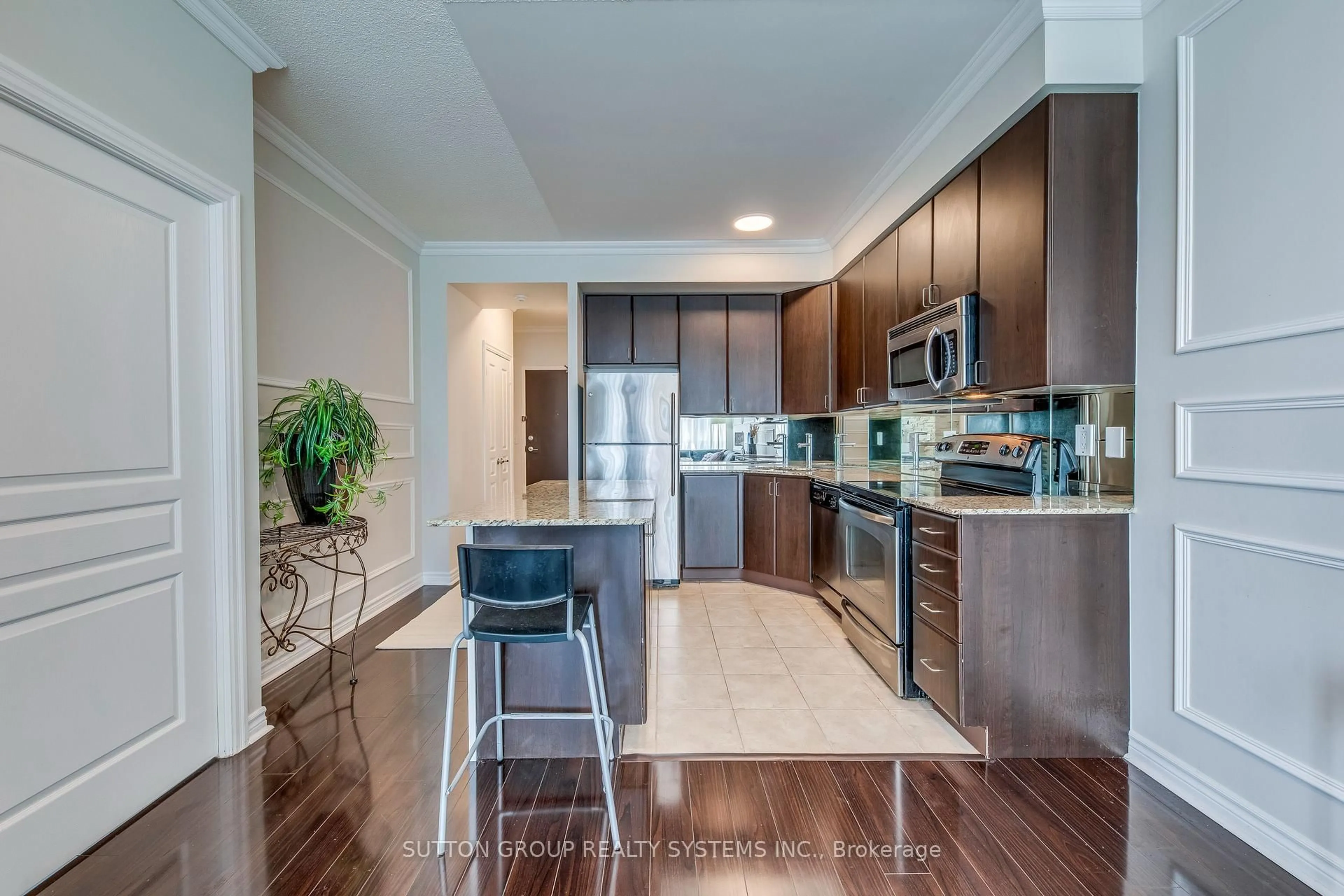 Open concept kitchen, ceramic/tile floor for 225 Webb Dr #1509, Mississauga Ontario L5B 4P2