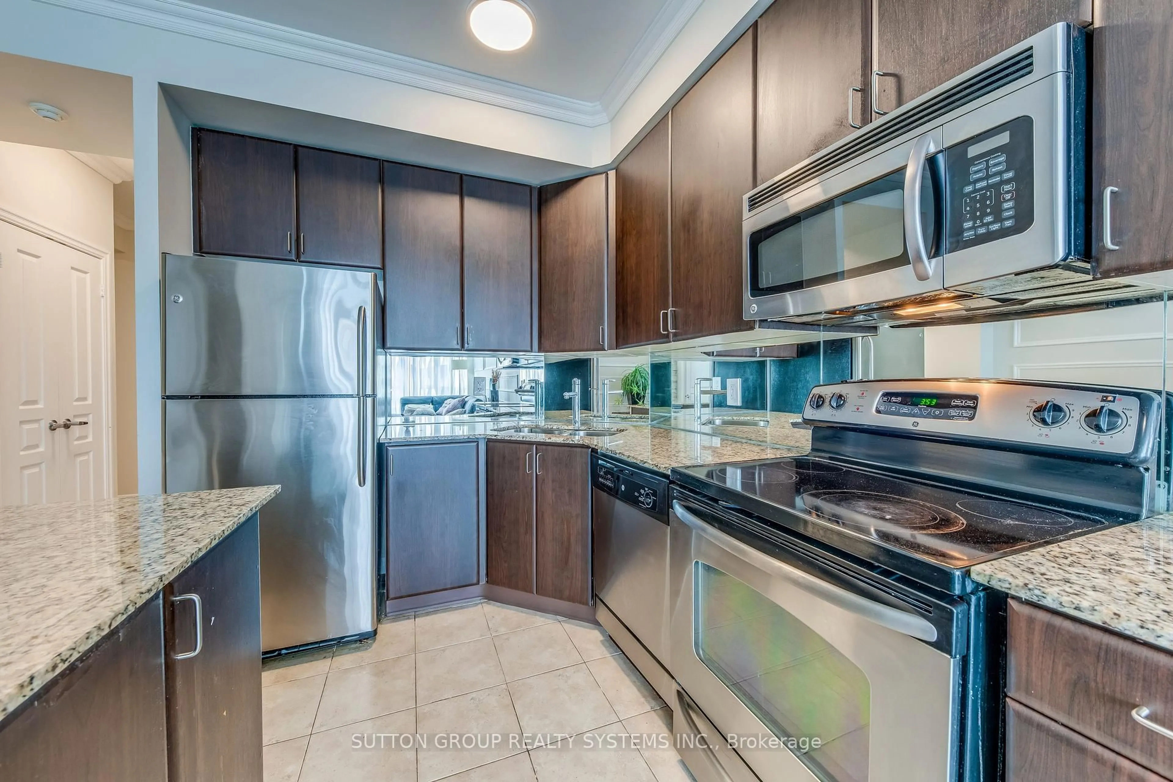 Standard kitchen, ceramic/tile floor for 225 Webb Dr #1509, Mississauga Ontario L5B 4P2