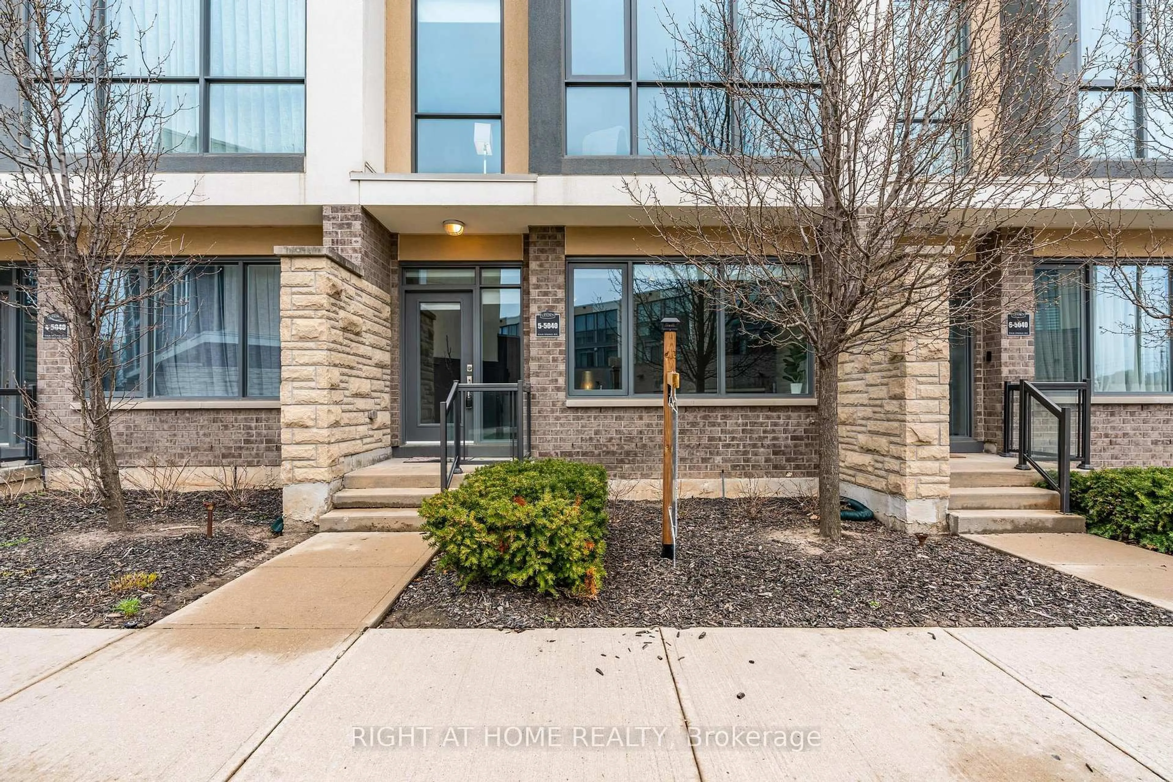 Indoor foyer for 5040 Four Springs Ave #5, Mississauga Ontario L5R 0E9