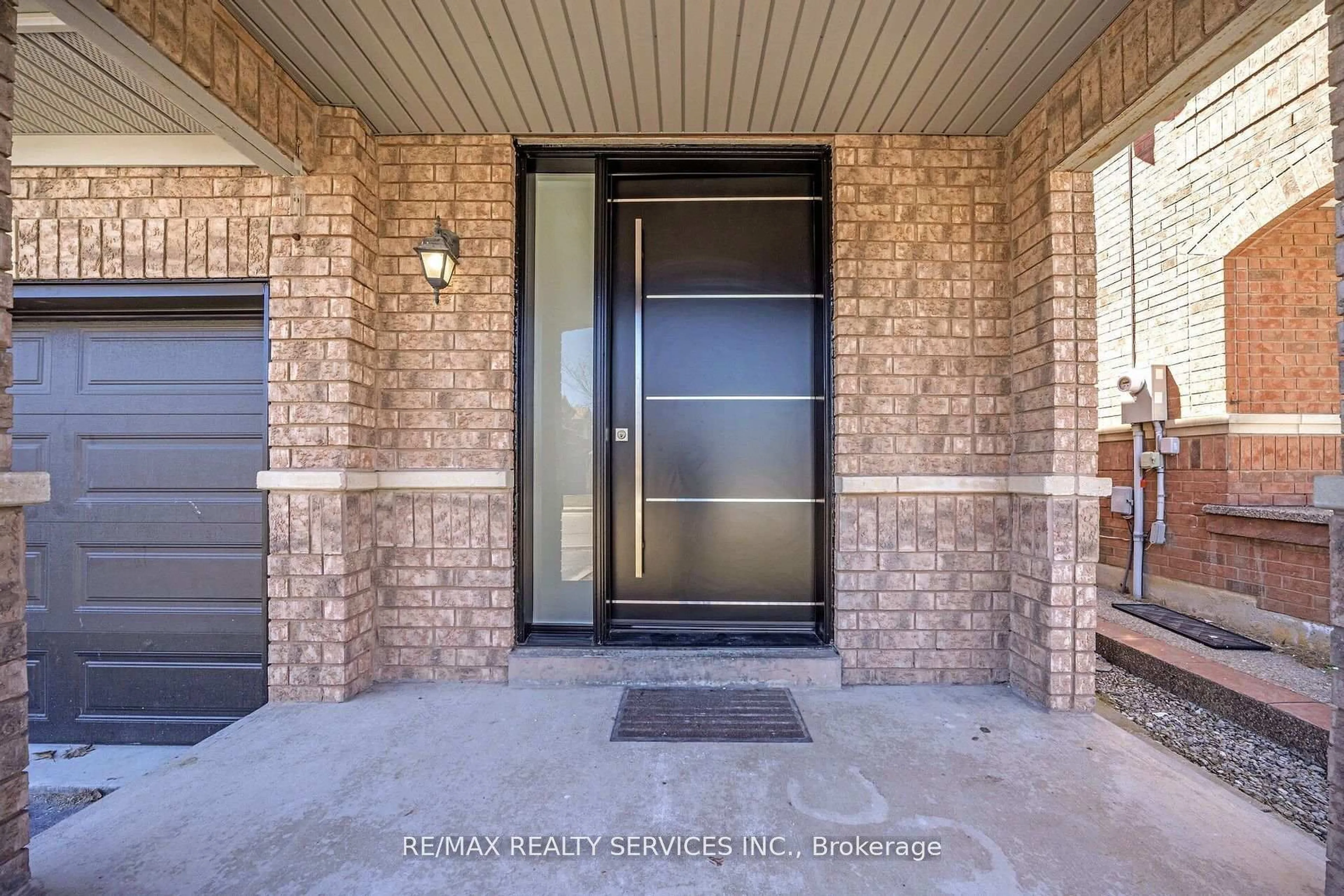 Indoor entryway for 10 Linderwood Dr, Brampton Ontario L7A 1R7