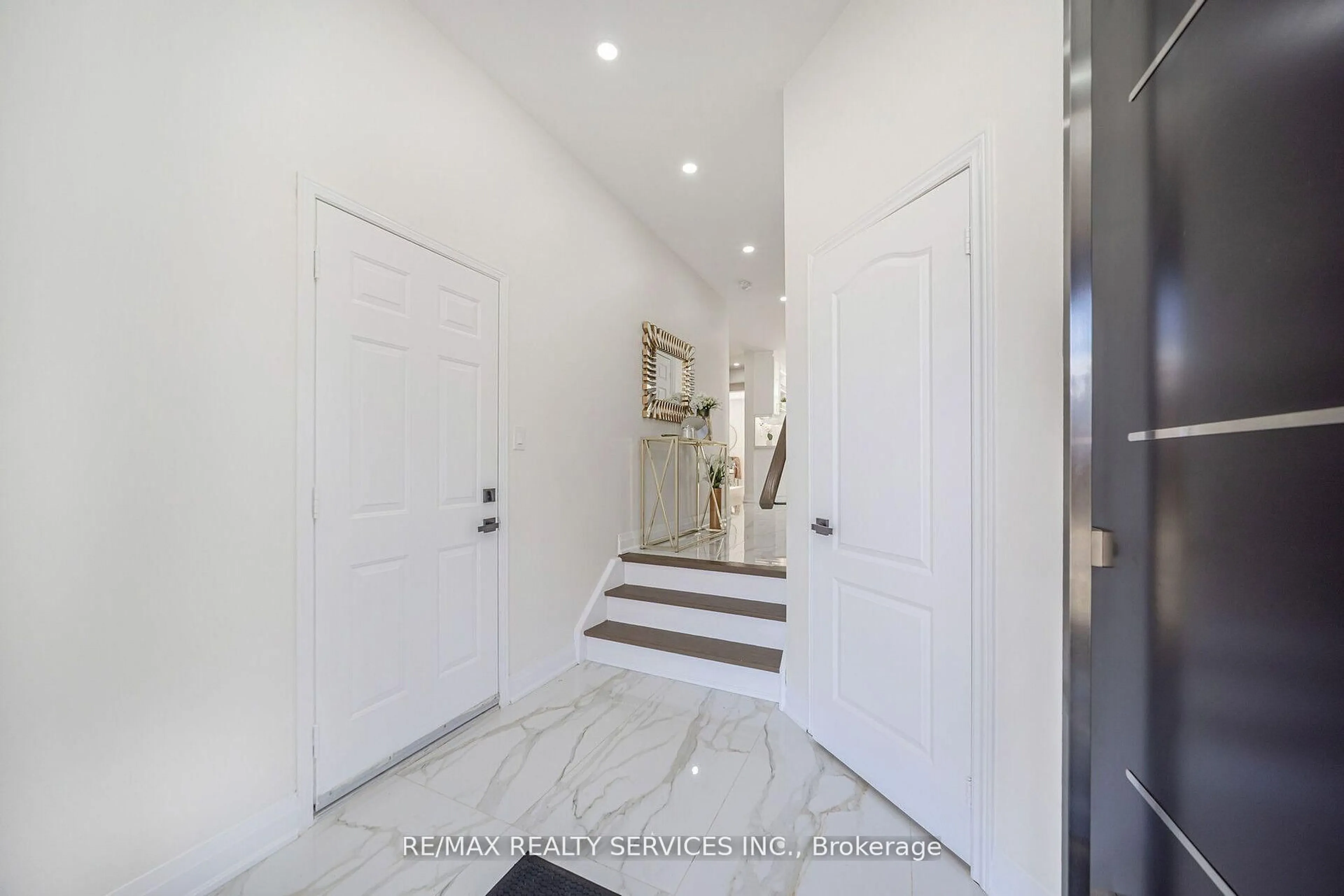 Indoor entryway for 10 Linderwood Dr, Brampton Ontario L7A 1R7