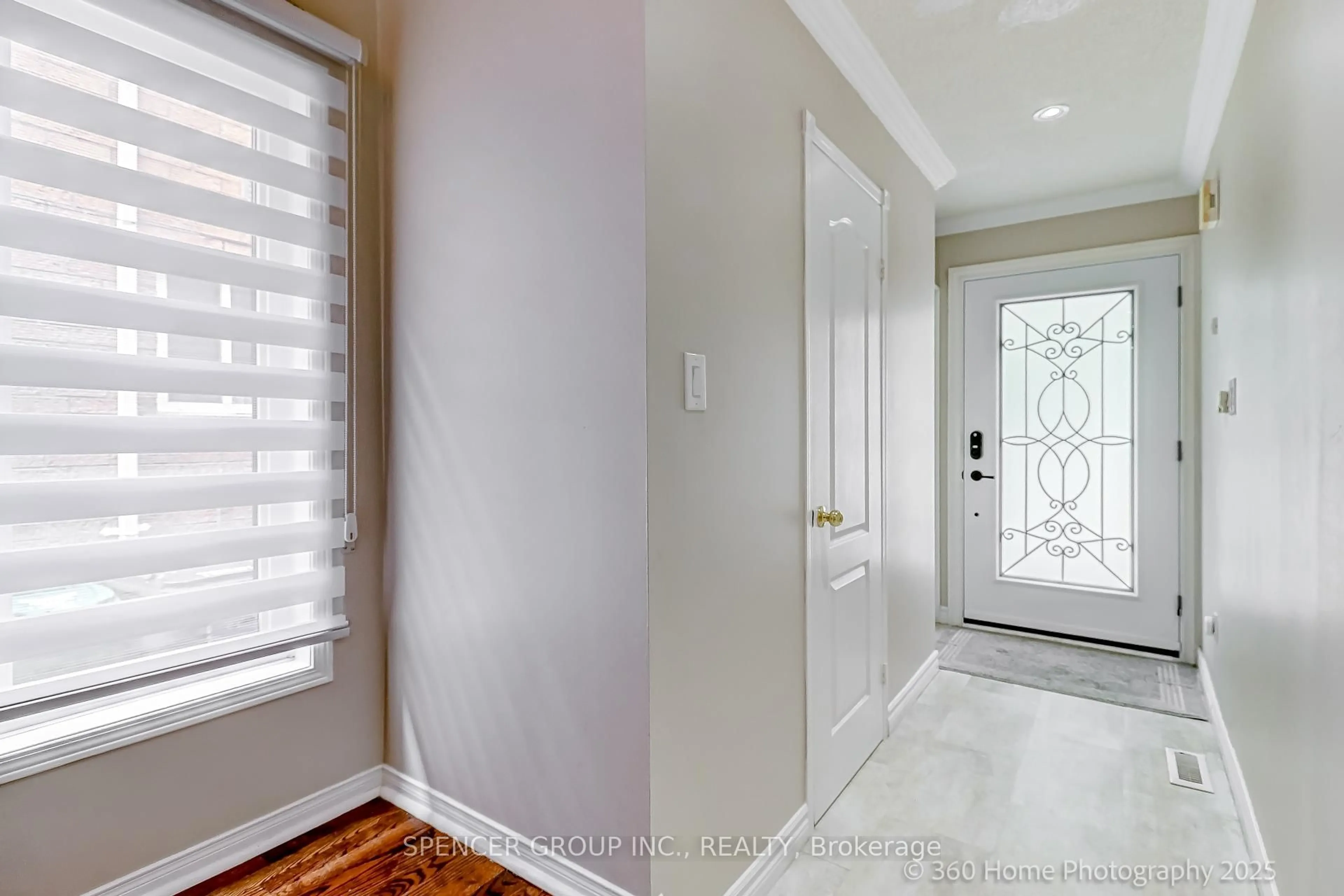 Indoor entryway for 1319 Inuit Tr, Mississauga Ontario L5N 7R4