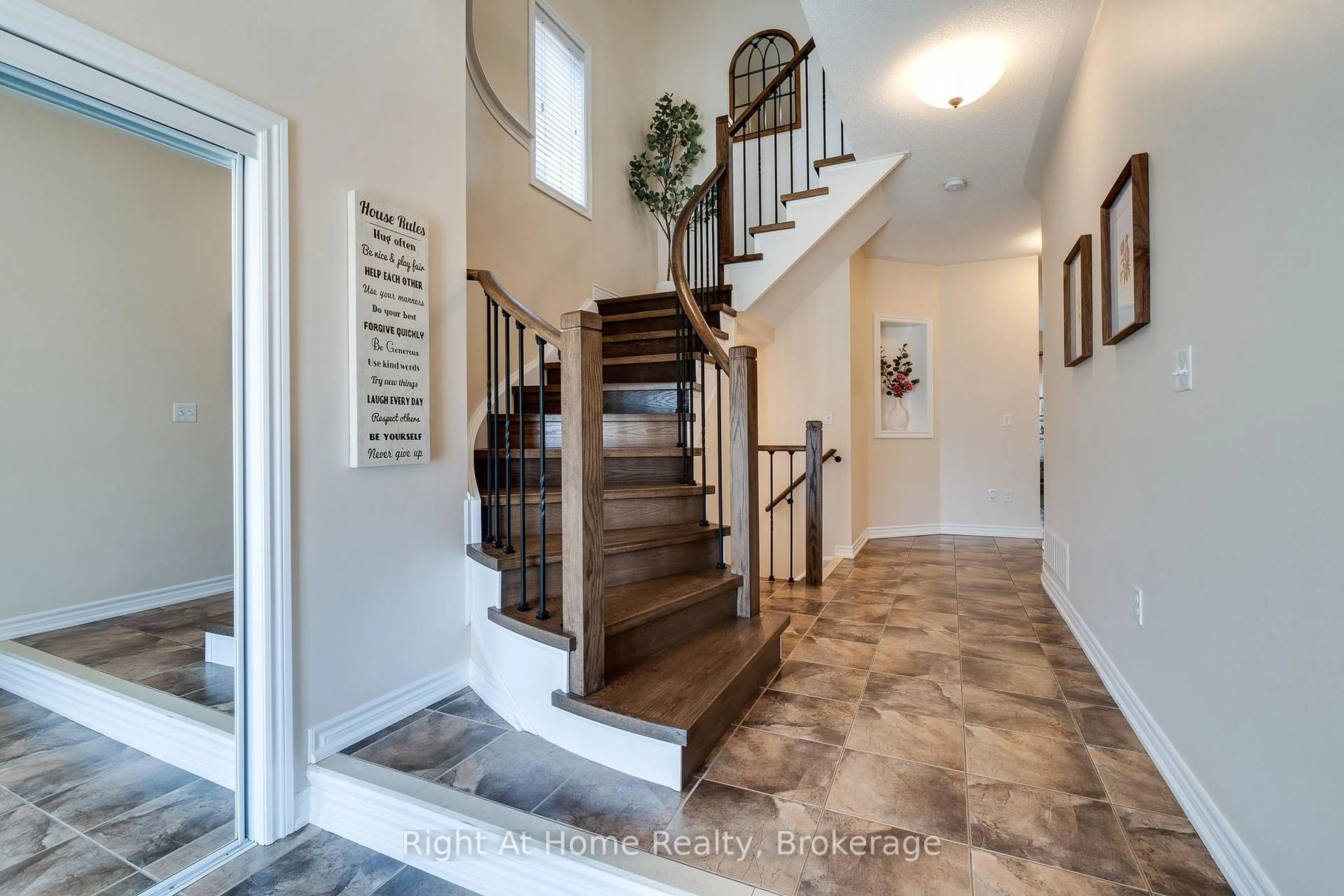 Indoor entryway for 4269 Carrick St, Burlington Ontario L7M 0N3