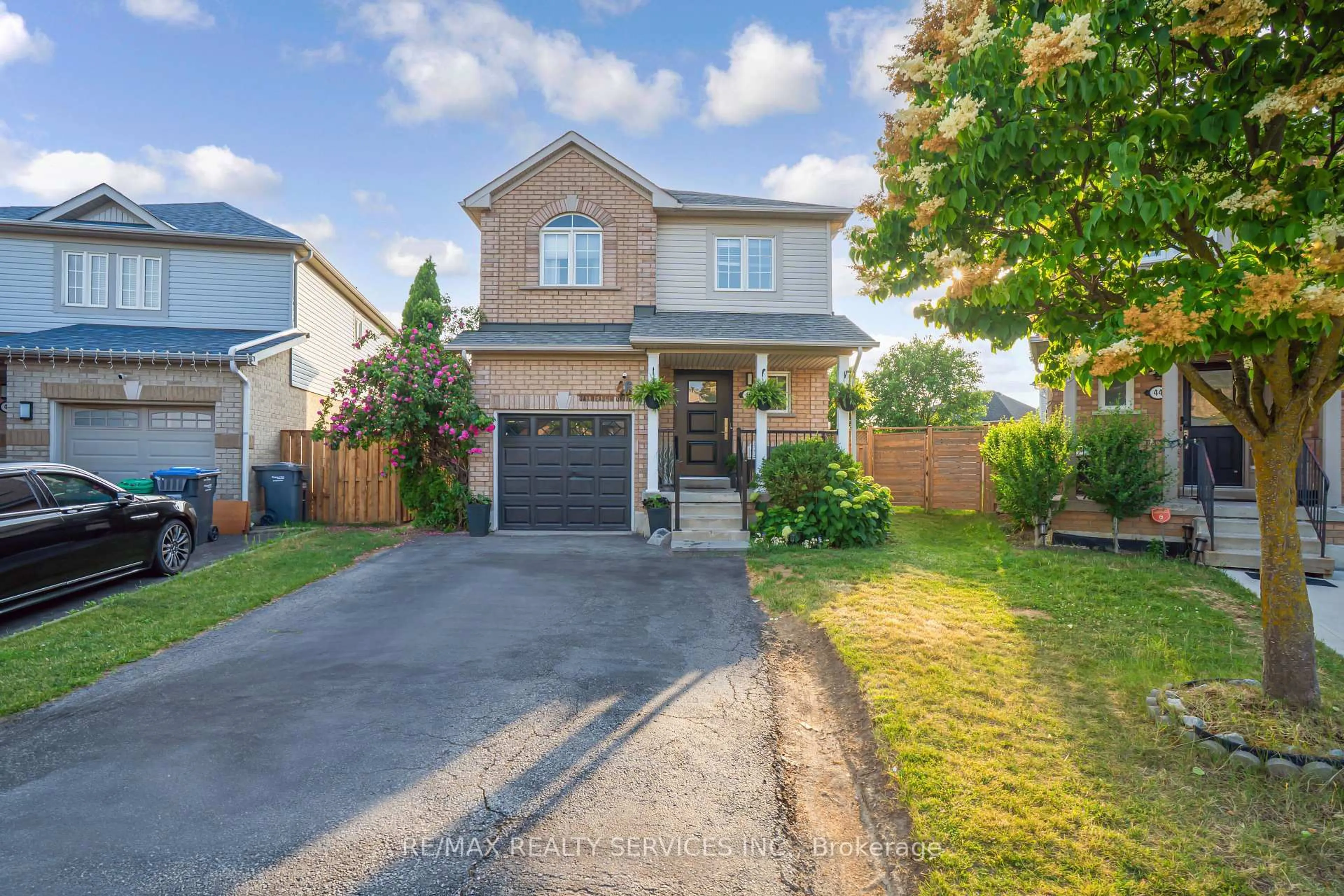 A pic from outside/outdoor area/front of a property/back of a property/a pic from drone, street for 46 Oakmeadow Dr, Brampton Ontario L7A 2M1