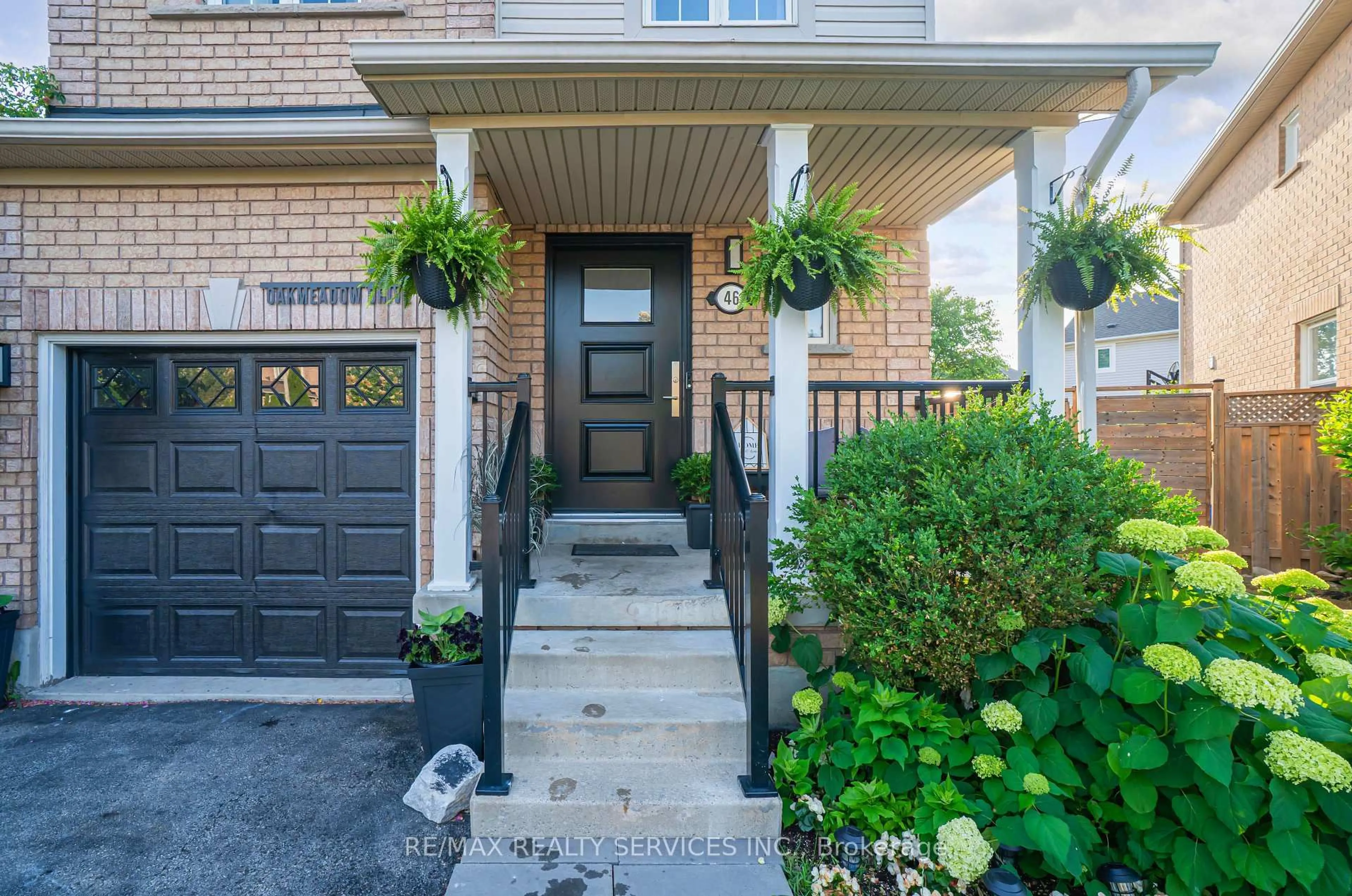 Indoor entryway for 46 Oakmeadow Dr, Brampton Ontario L7A 2M1