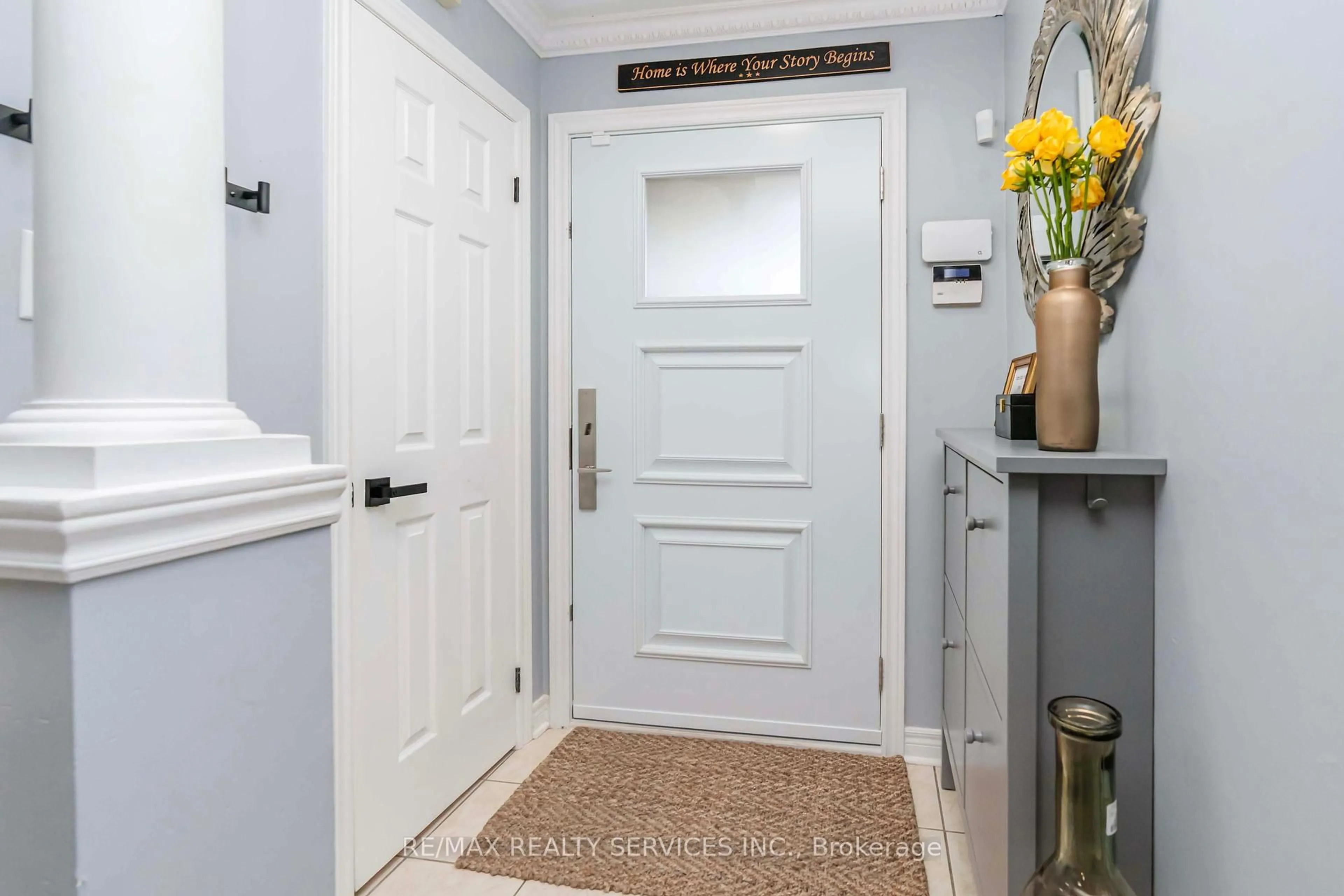 Indoor entryway for 46 Oakmeadow Dr, Brampton Ontario L7A 2M1