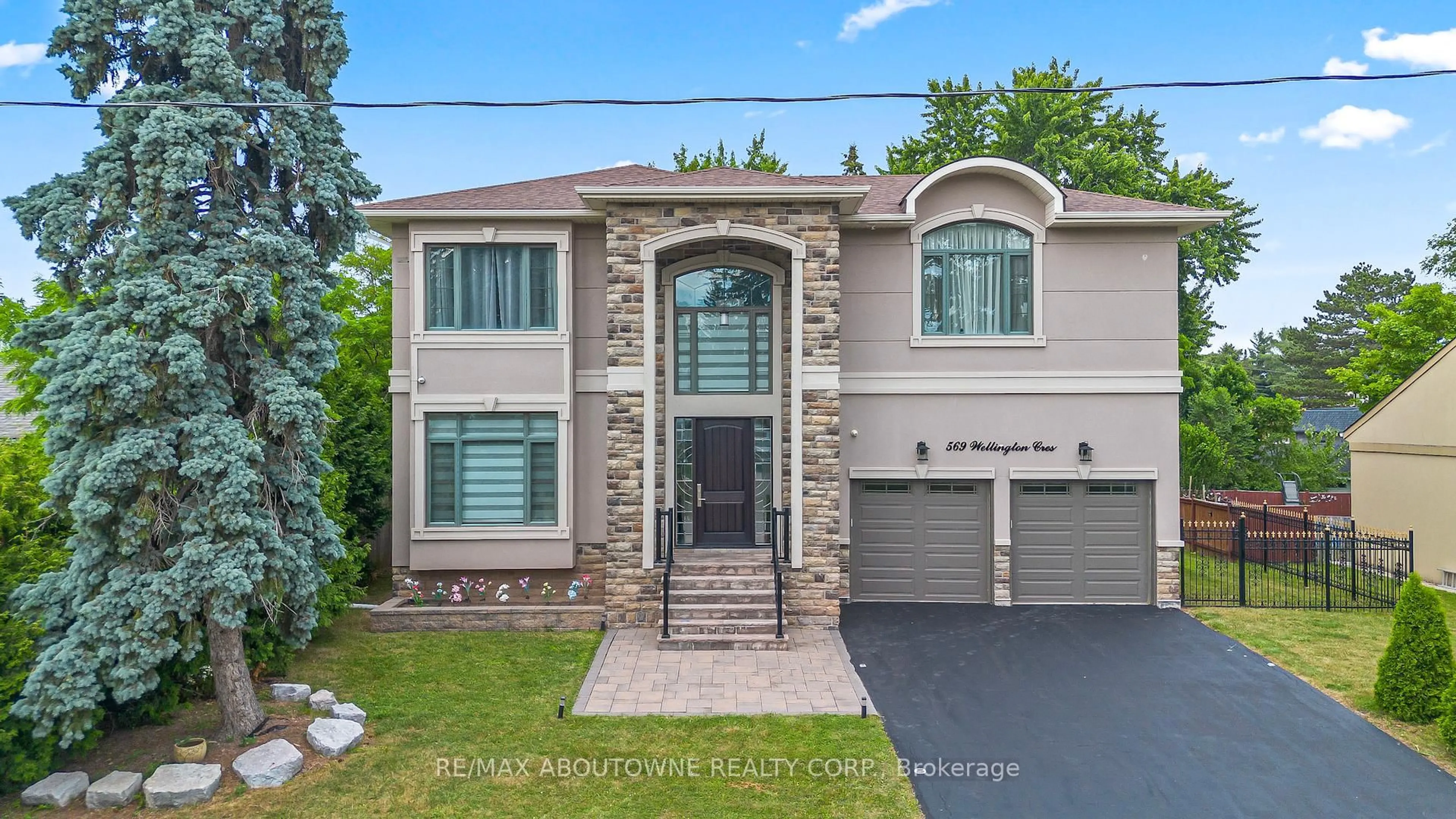 Home with brick exterior material, street for 569 Wellington Cres, Oakville Ontario L6L 4X7