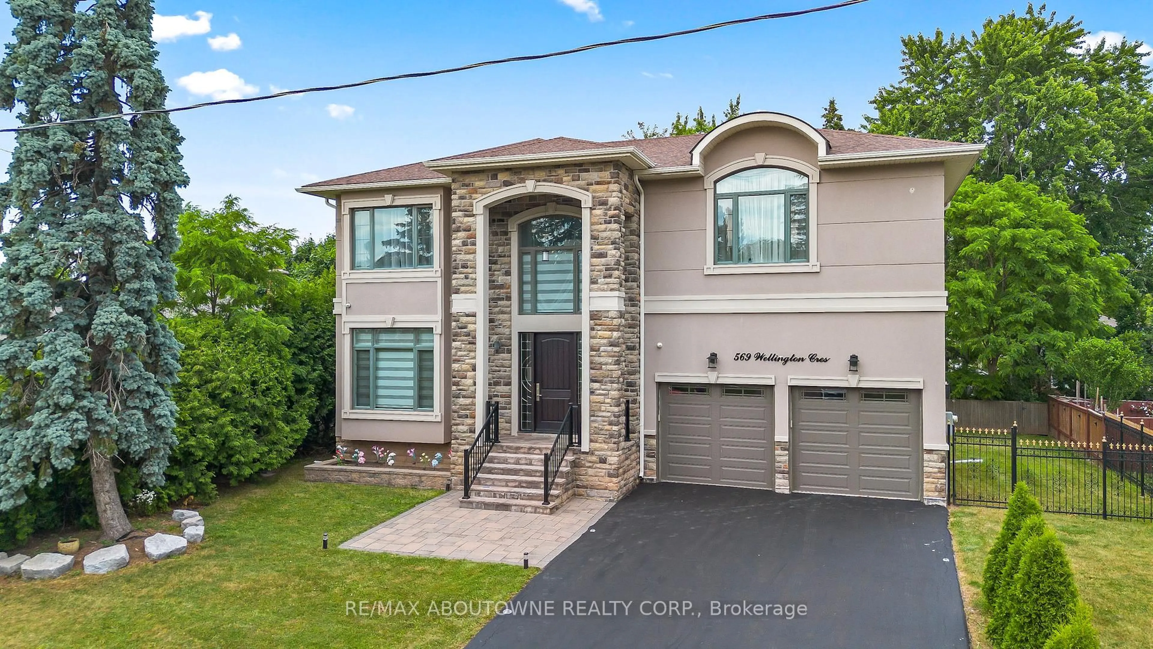 Home with brick exterior material, street for 569 Wellington Cres, Oakville Ontario L6L 4X7