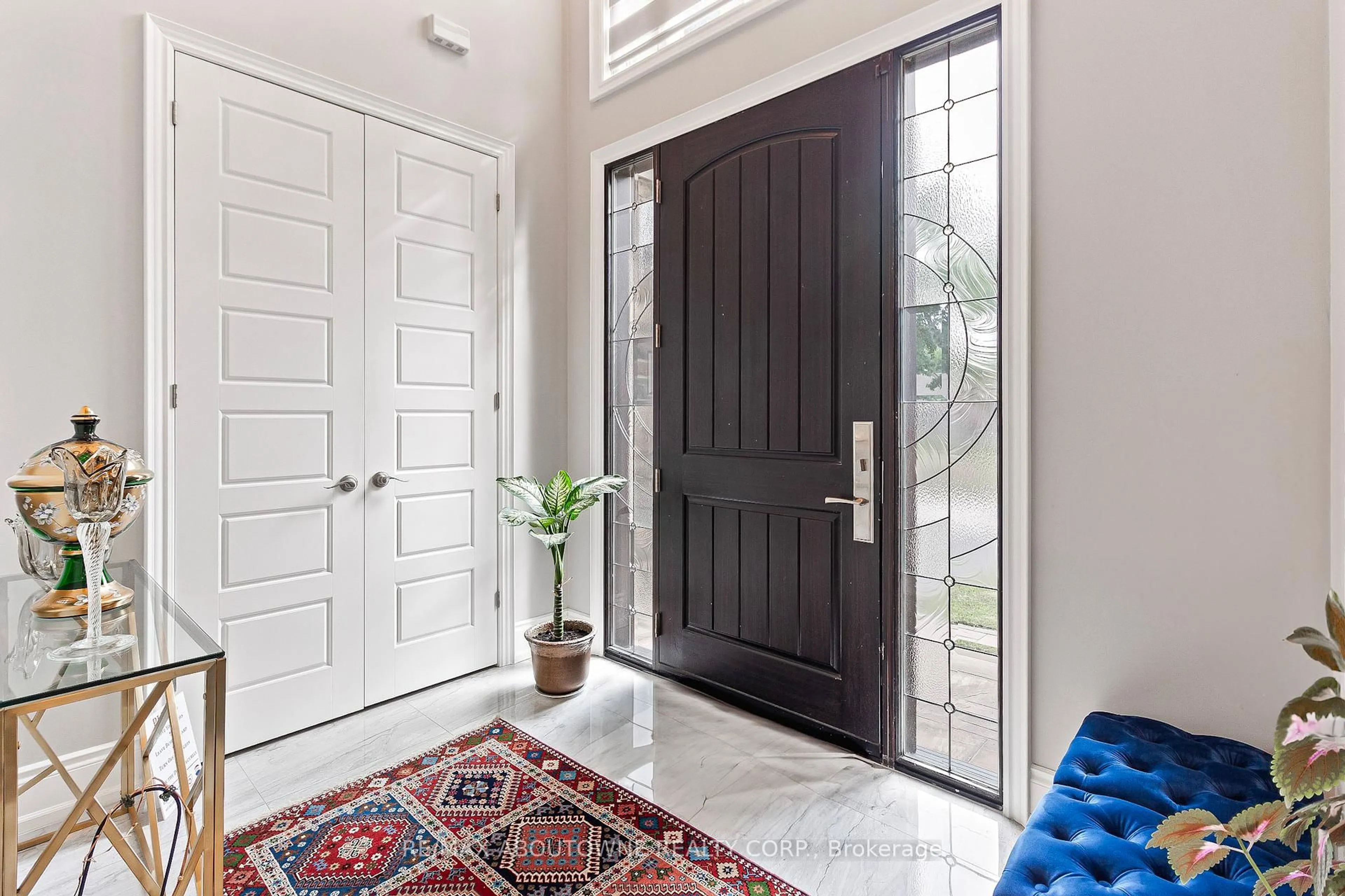 Indoor entryway for 569 Wellington Cres, Oakville Ontario L6L 4X7
