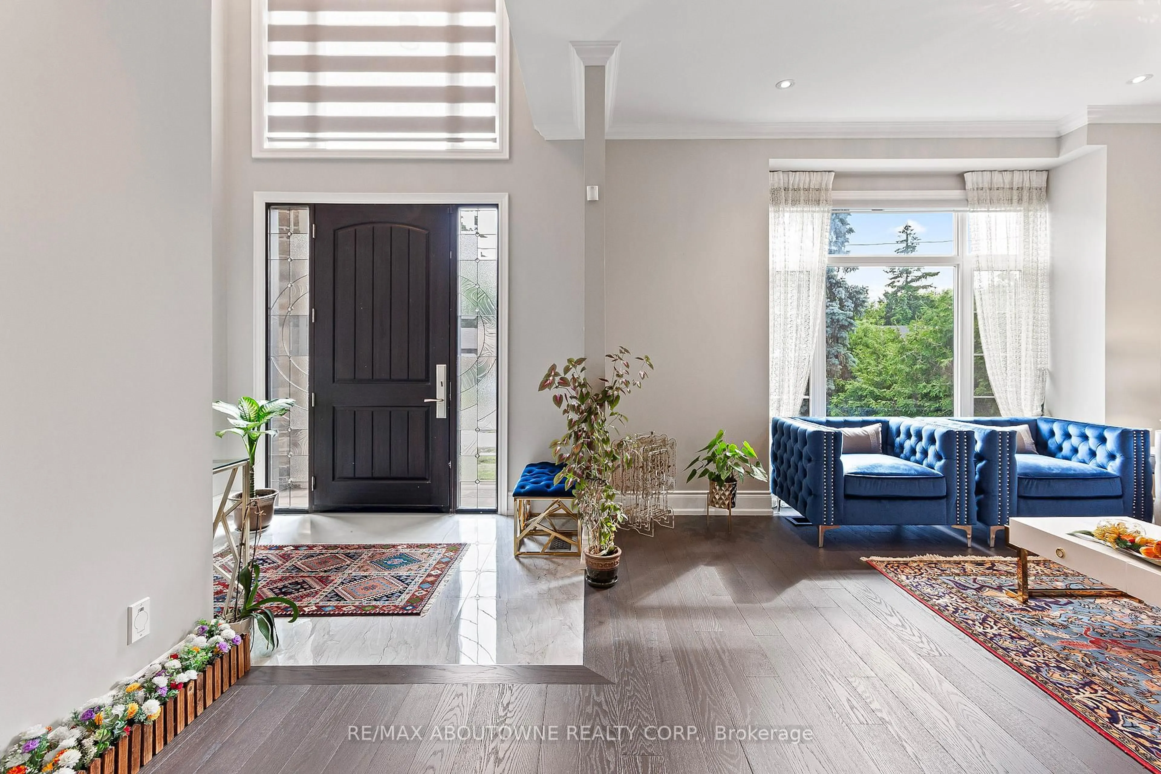 Indoor entryway for 569 Wellington Cres, Oakville Ontario L6L 4X7