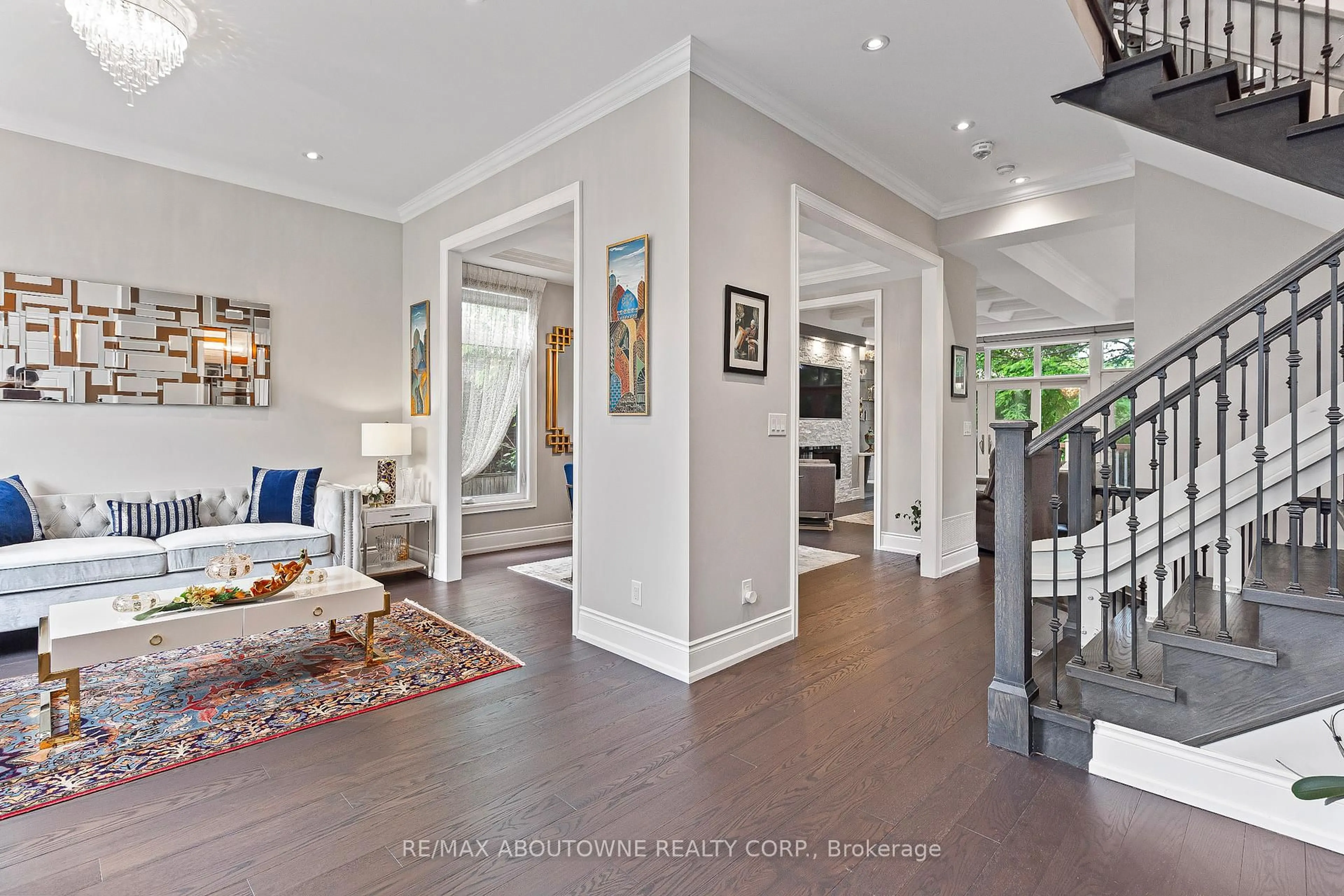 Indoor entryway for 569 Wellington Cres, Oakville Ontario L6L 4X7