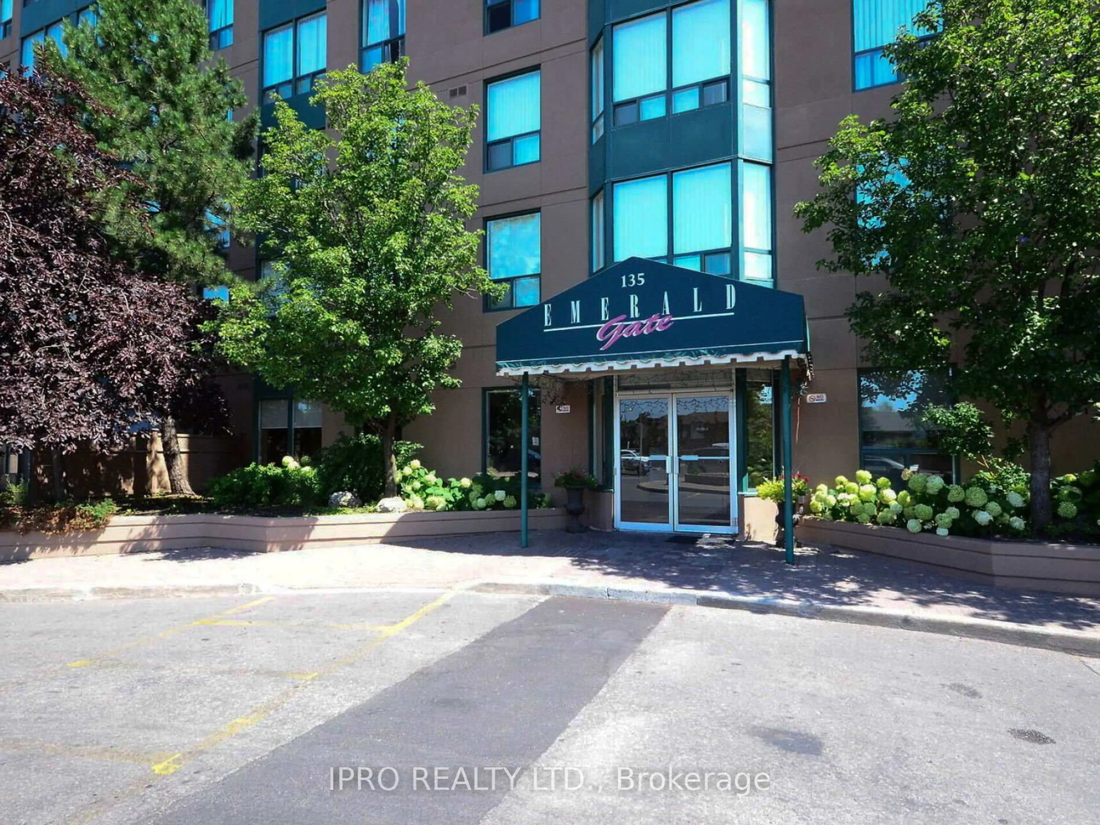 Indoor foyer for 135 Hillcrest Ave #1402, Mississauga Ontario L5B 4B1