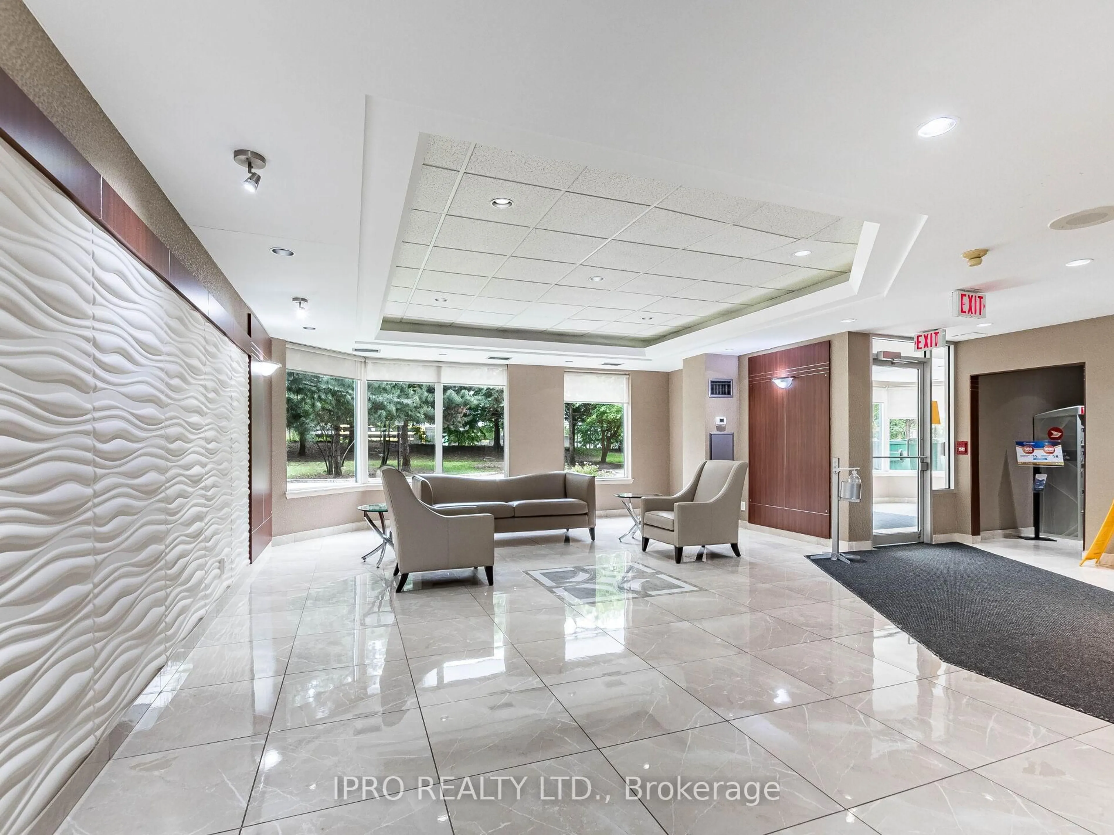 Indoor foyer for 135 Hillcrest Ave #1402, Mississauga Ontario L5B 4B1