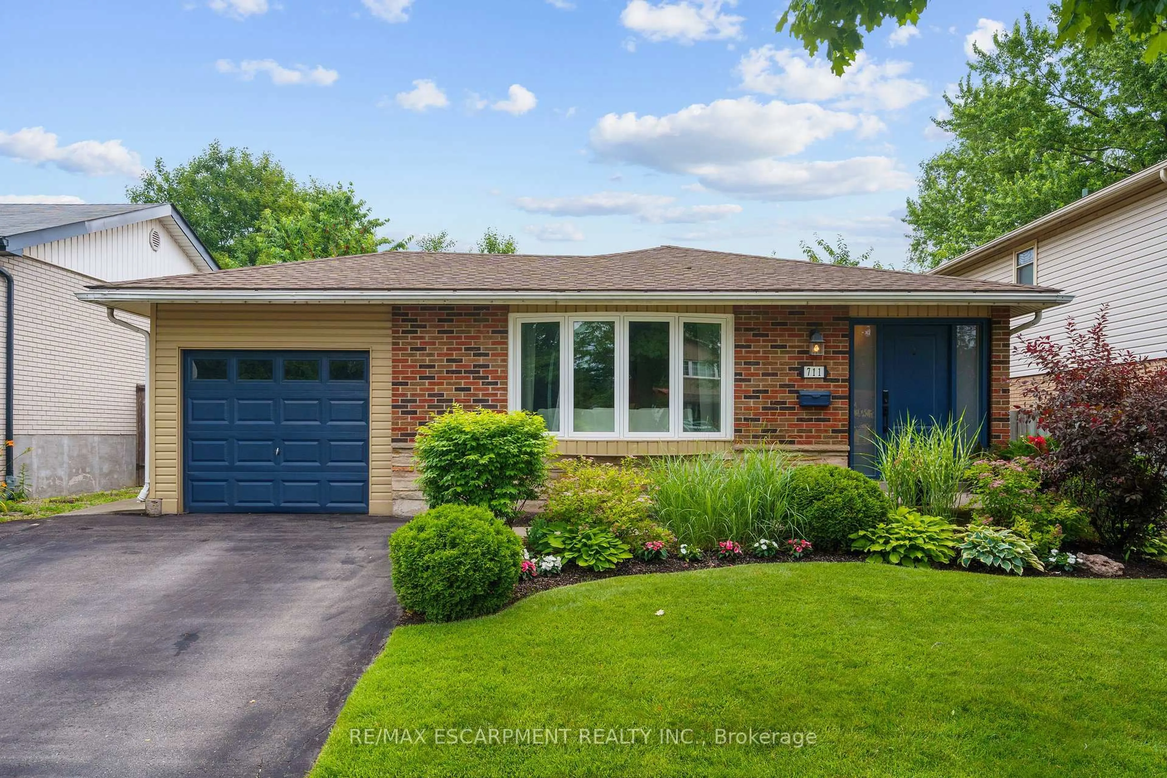 Home with brick exterior material, street for 711 MULLIN Way, Burlington Ontario L7L 4J6