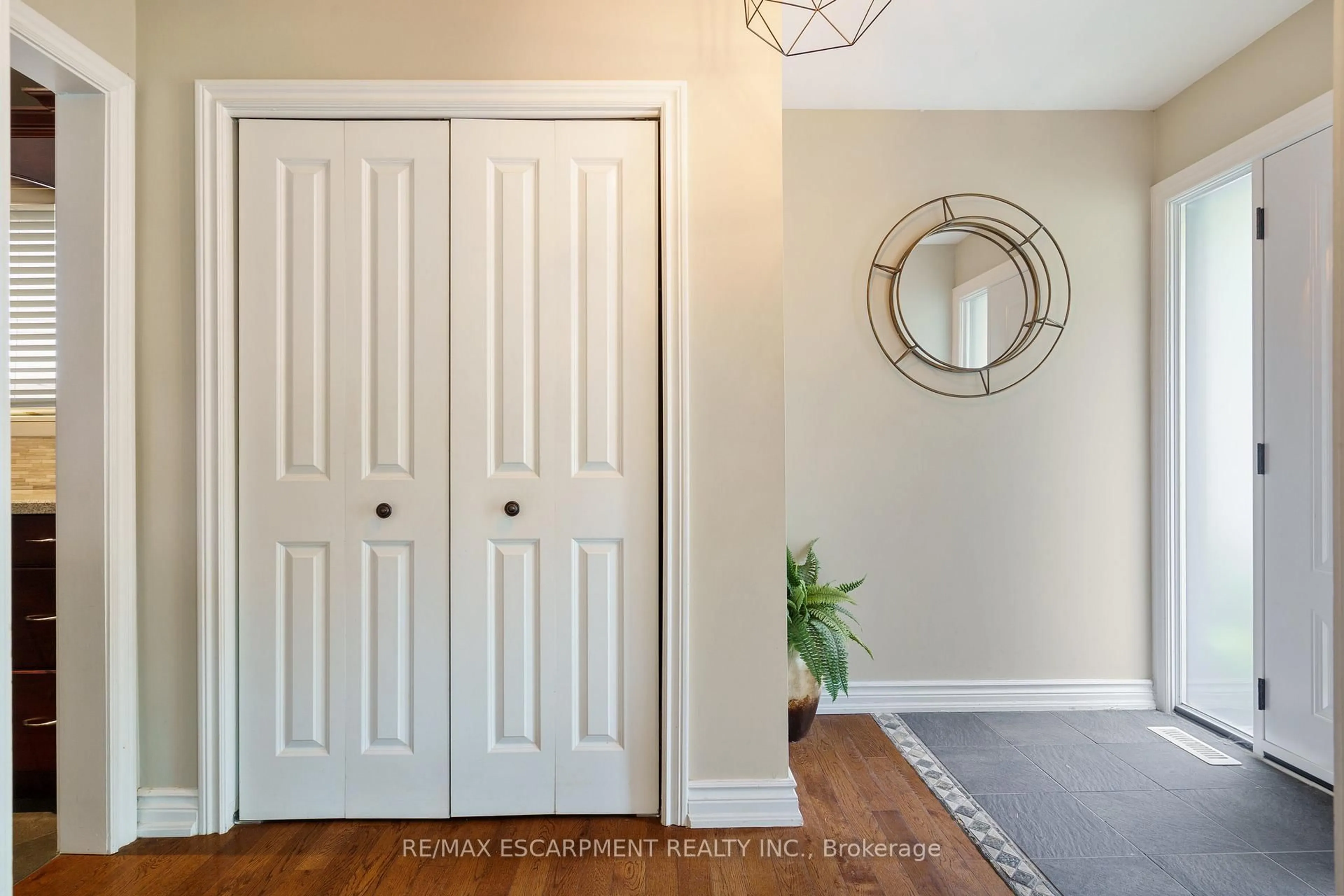 Indoor entryway for 711 MULLIN Way, Burlington Ontario L7L 4J6