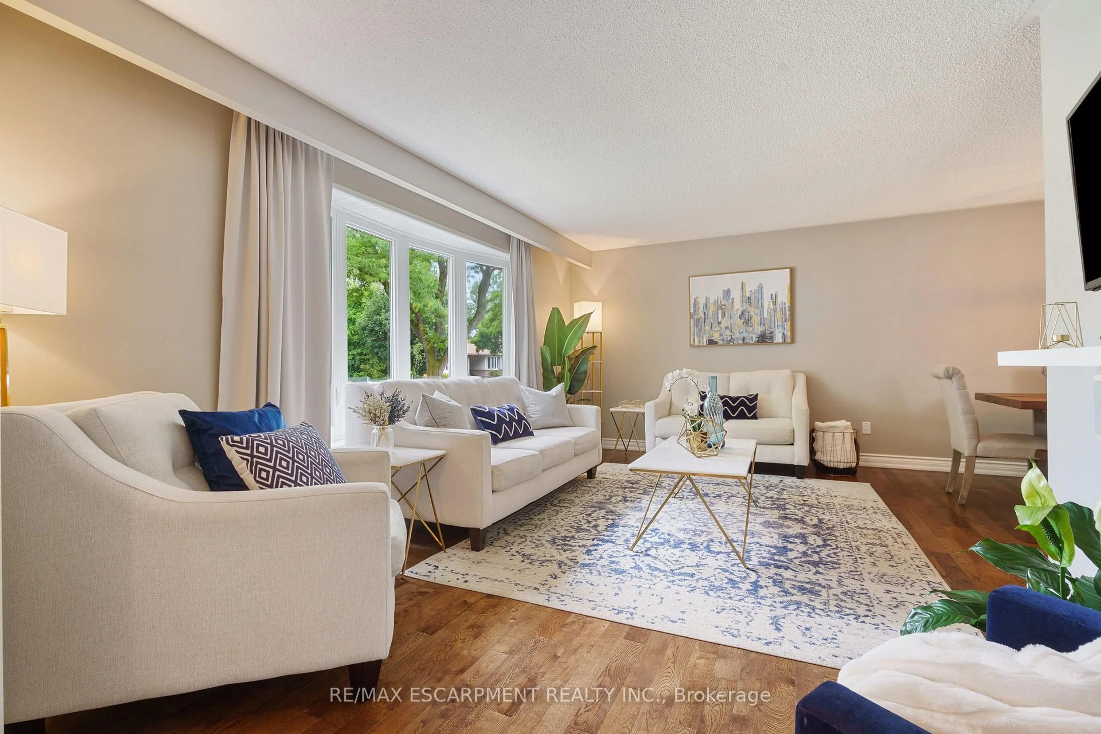 Living room with furniture, unknown for 711 MULLIN Way, Burlington Ontario L7L 4J6