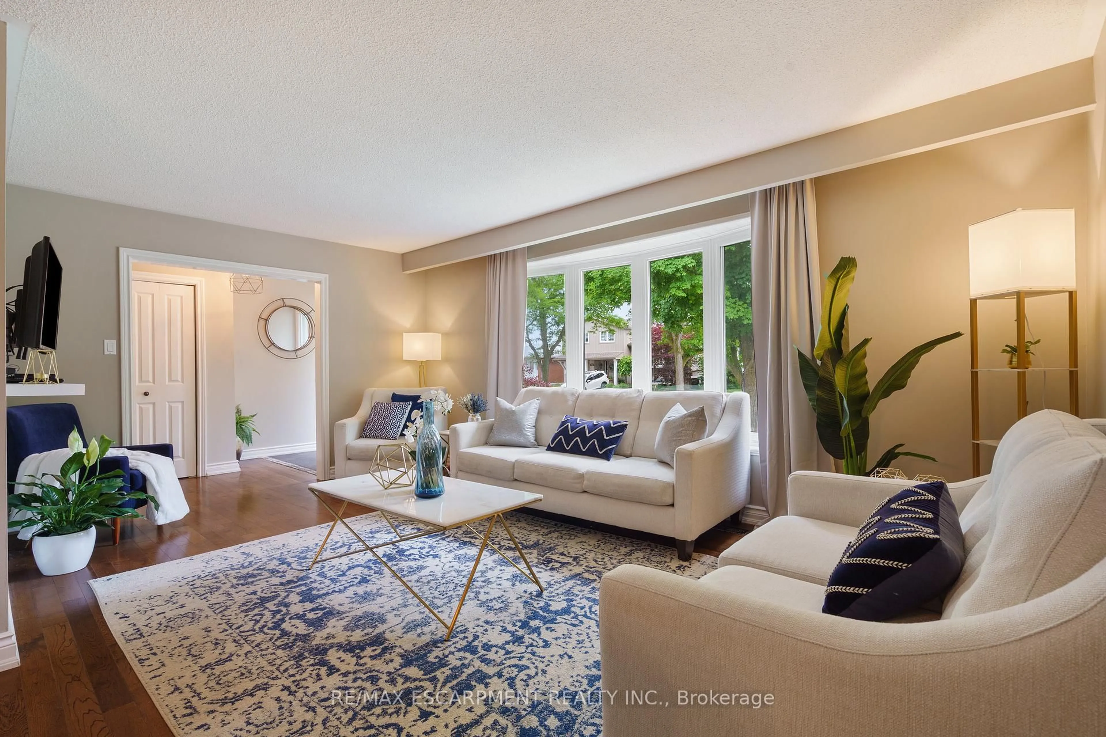 Living room with furniture, unknown for 711 MULLIN Way, Burlington Ontario L7L 4J6
