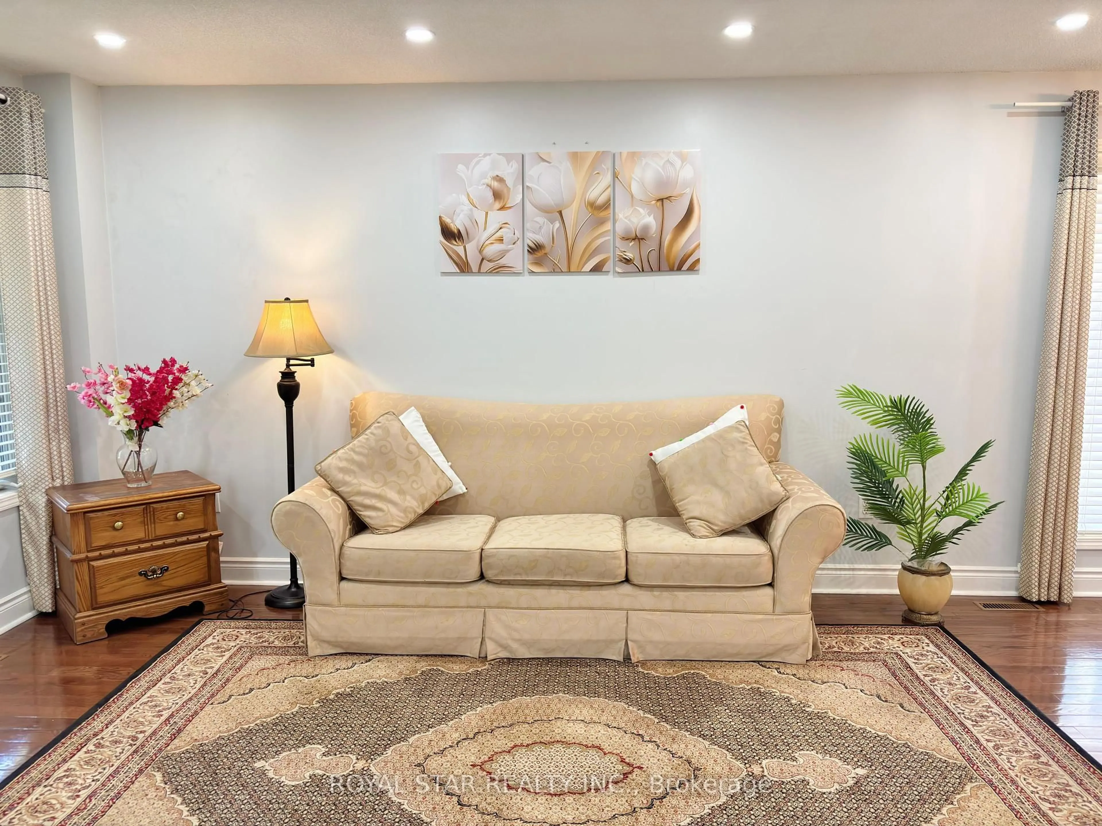 Living room with furniture, carpet floor for 10 Narrow Valley Cres, Brampton Ontario L6R 2M6