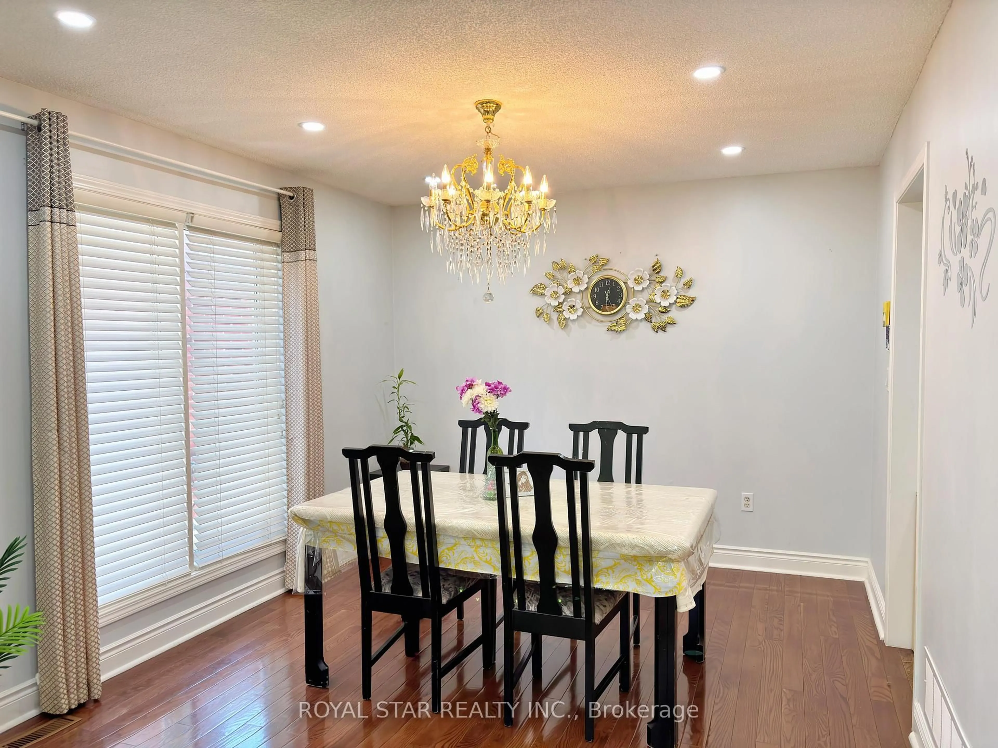 Dining room, wood/laminate floor for 10 Narrow Valley Cres, Brampton Ontario L6R 2M6