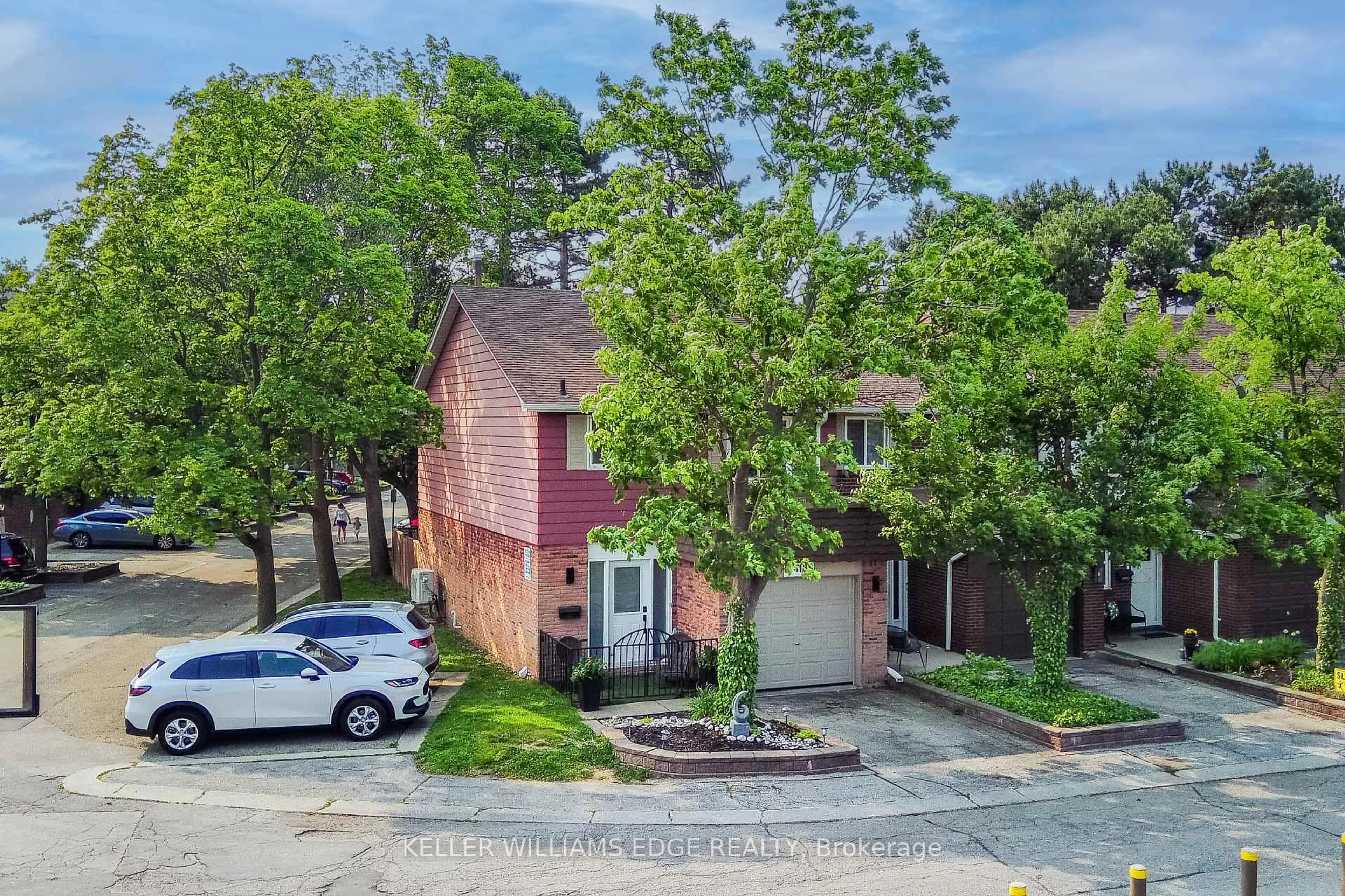 A pic from outside/outdoor area/front of a property/back of a property/a pic from drone, street for 4189 Longmoor Dr #5, Burlington Ontario L7L 5J9