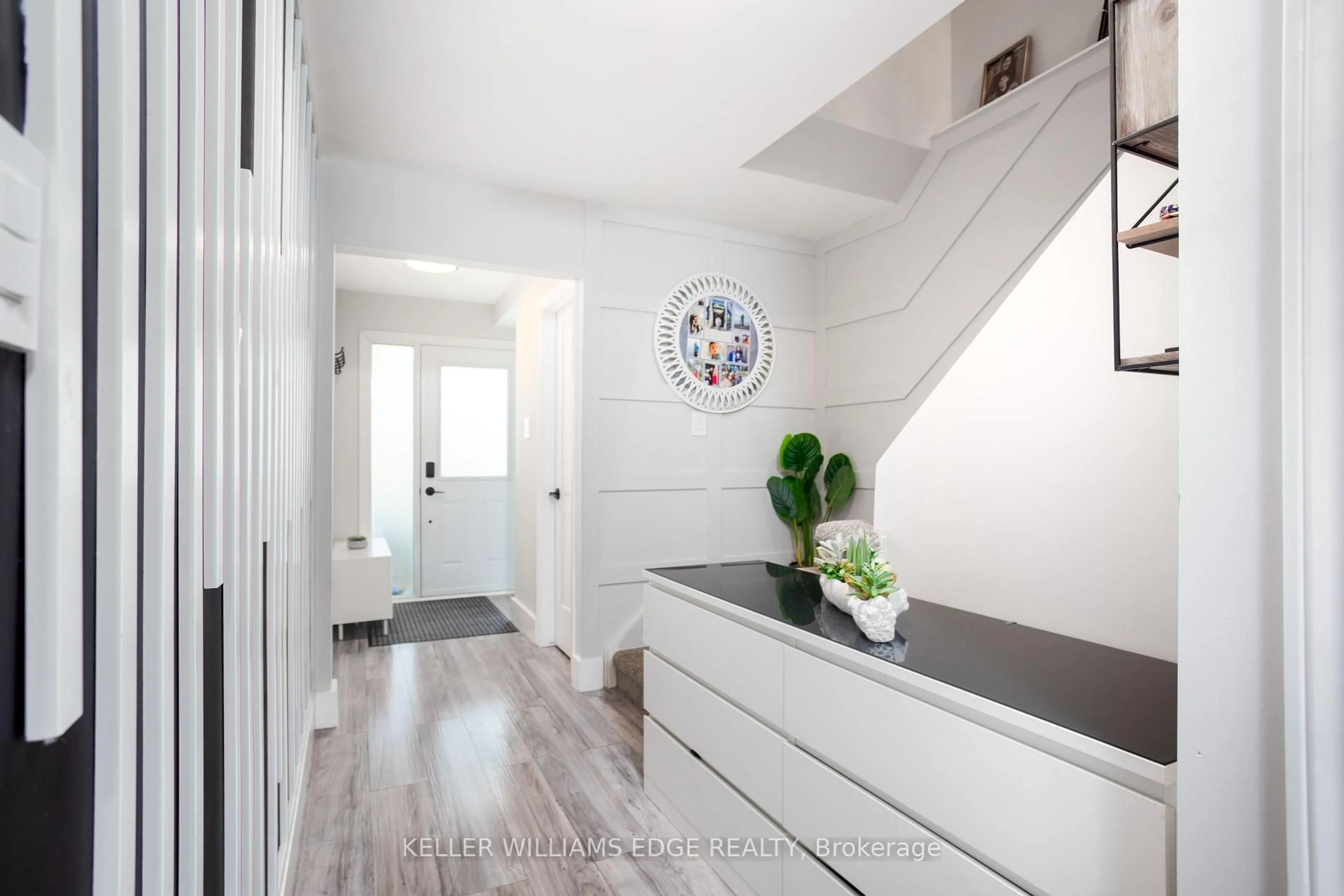 Indoor entryway for 4189 Longmoor Dr #5, Burlington Ontario L7L 5J9