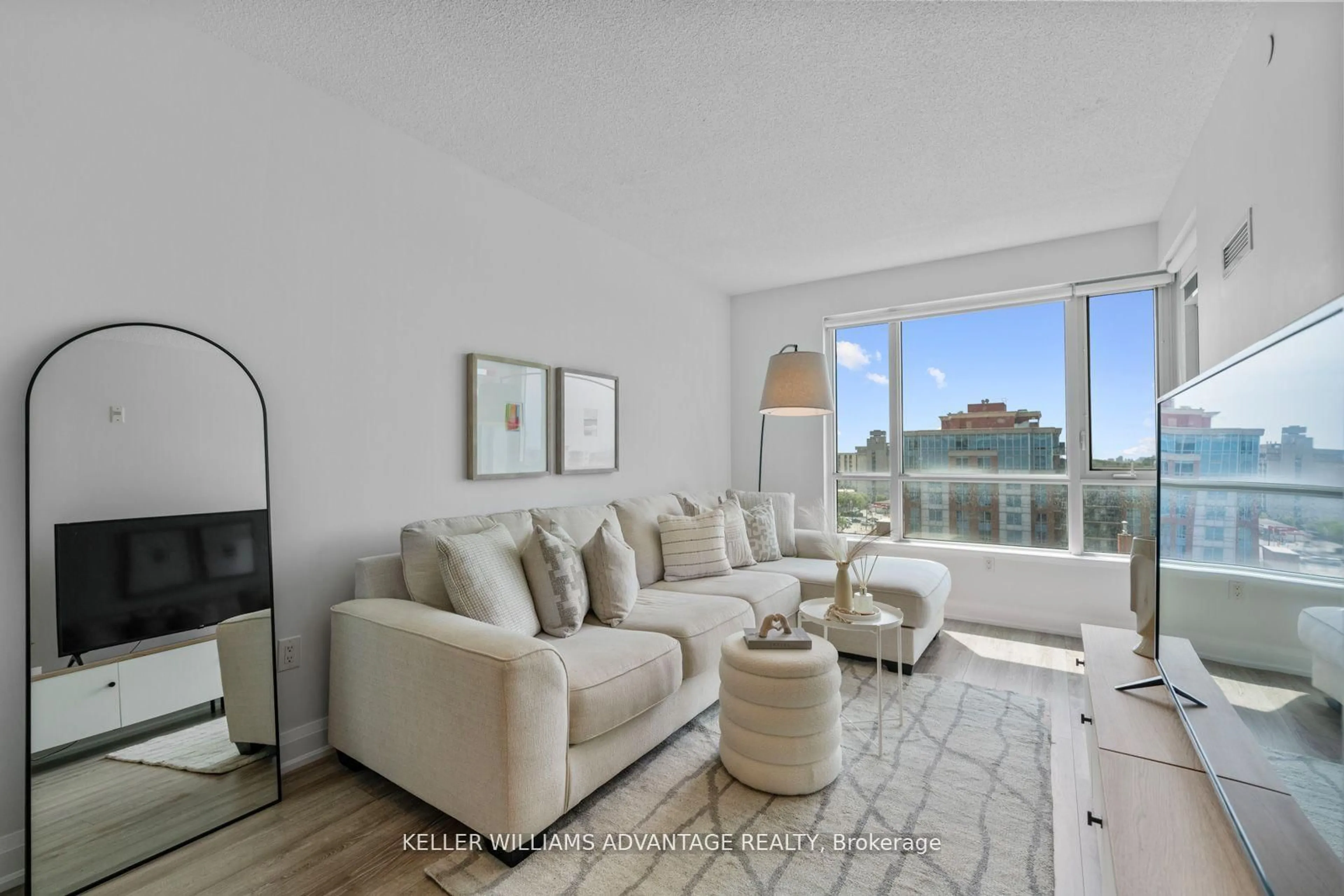 Living room with furniture, unknown for 2800 Keele St #813, Toronto Ontario M3M 2G4