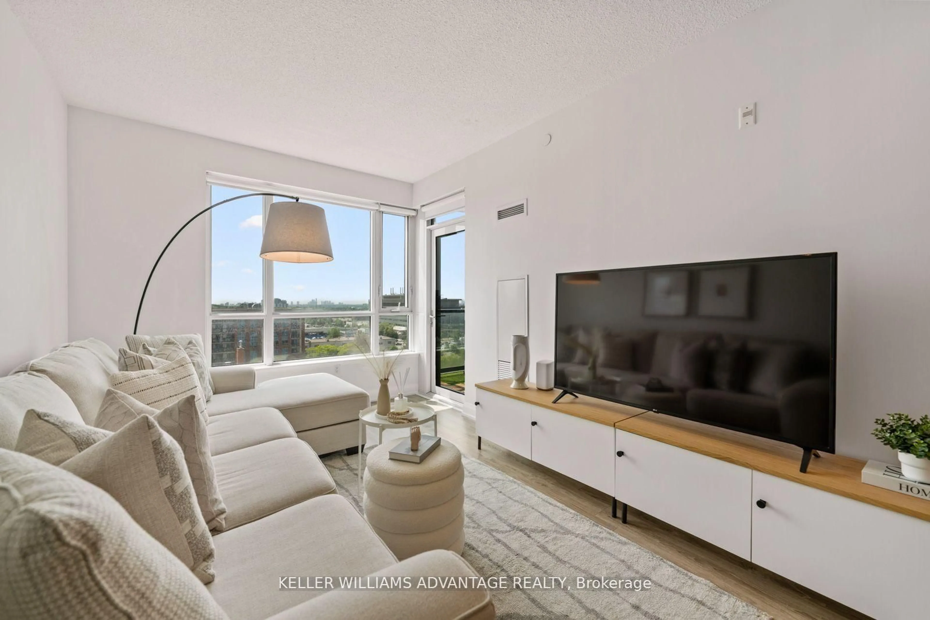 Living room with furniture, unknown for 2800 Keele St #813, Toronto Ontario M3M 2G4