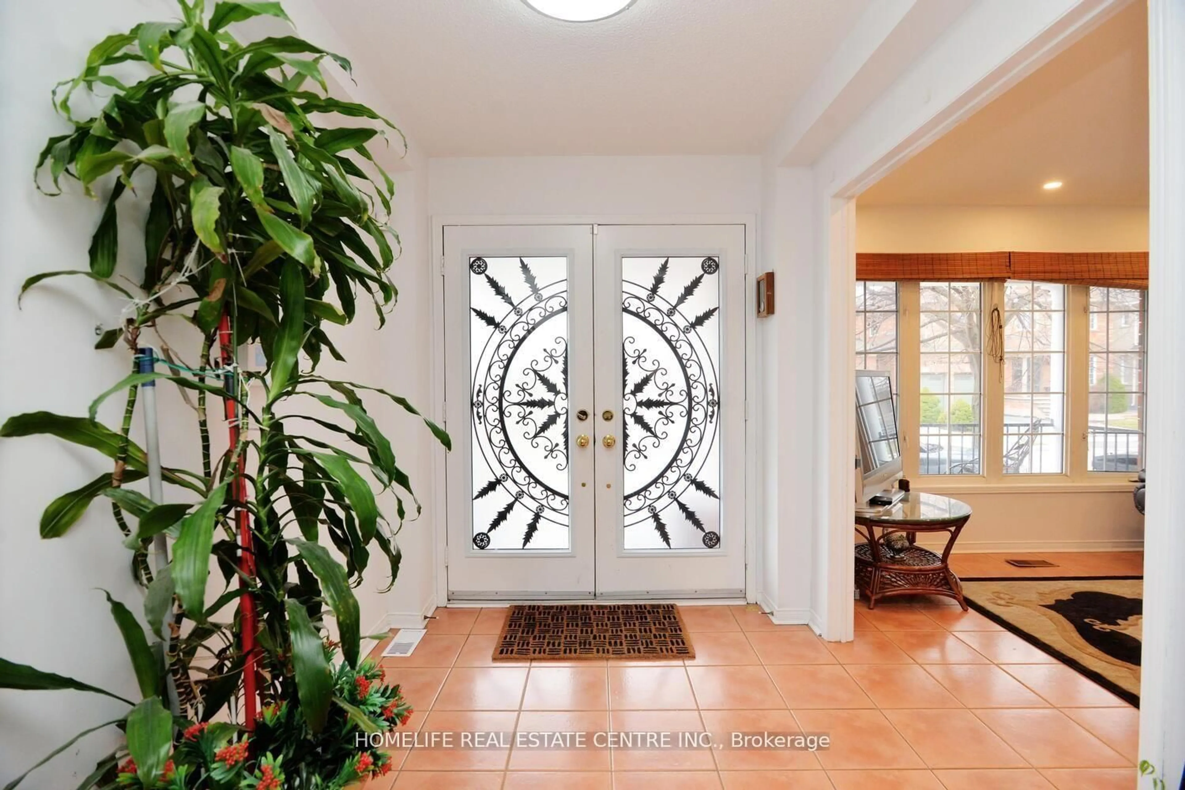 Indoor entryway for 19 Briardale Rd, Brampton Ontario L7A 1S4