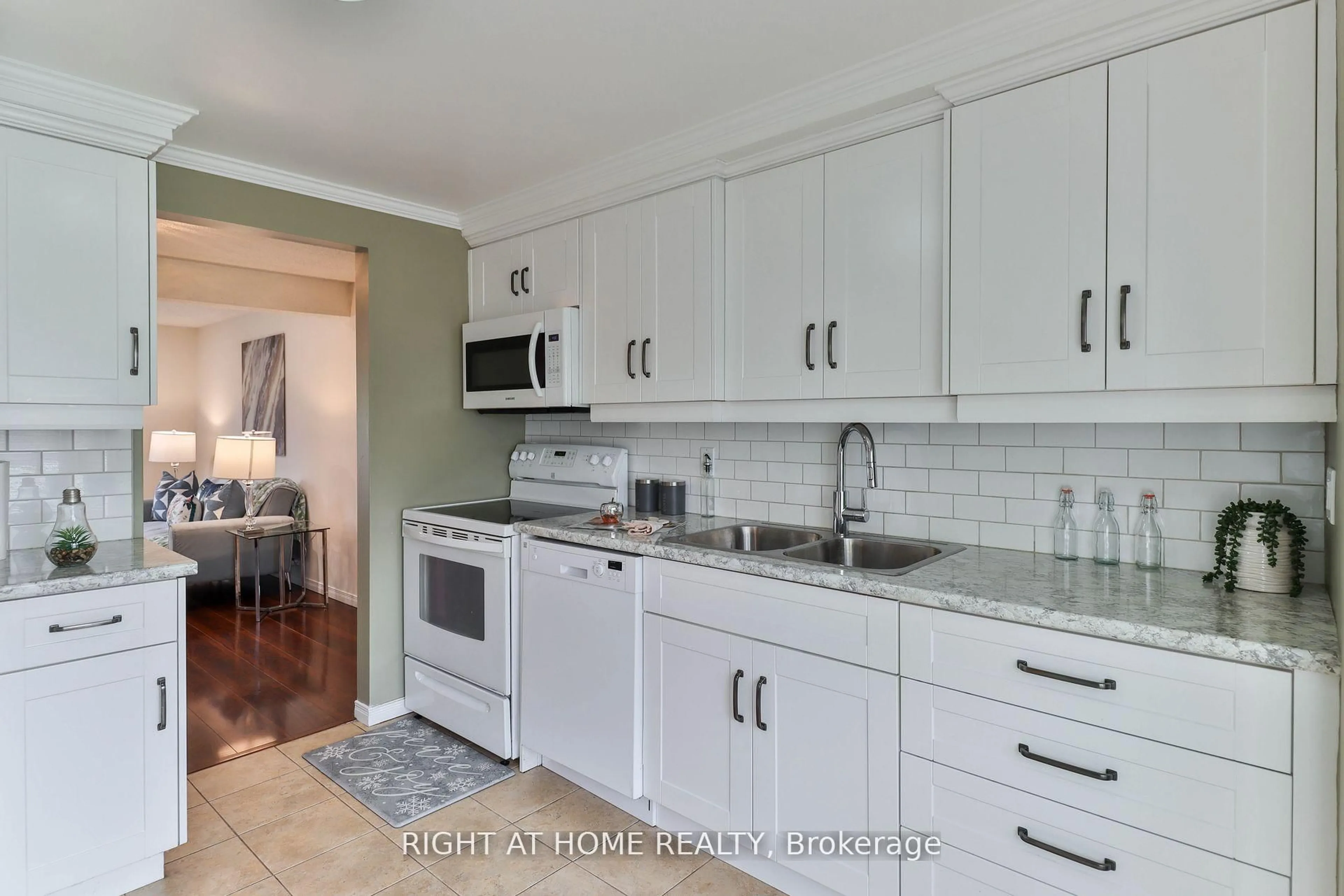 Standard kitchen, ceramic/tile floor for 12 Hill St, Halton Hills Ontario L7J 2W2