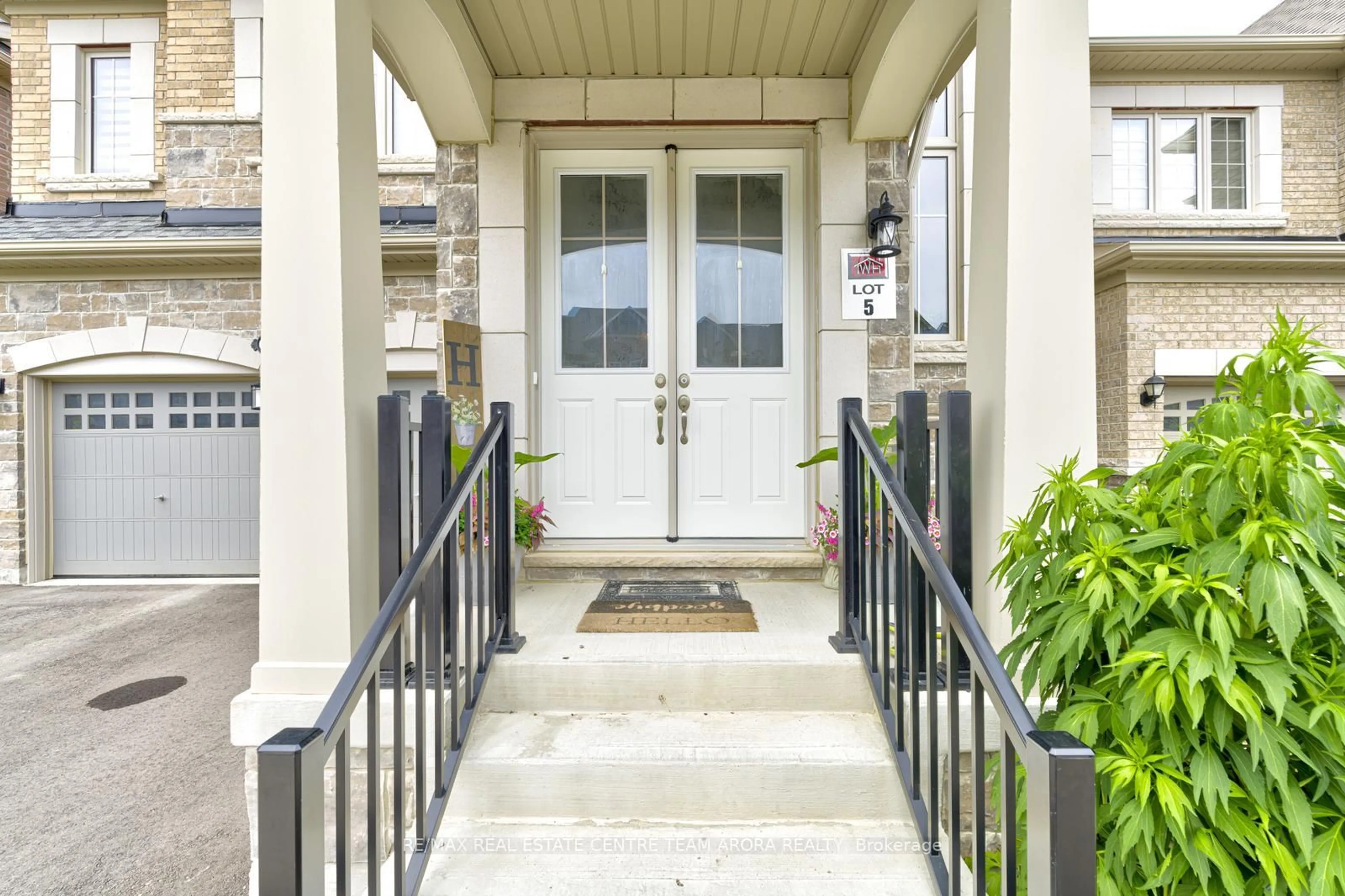 Indoor entryway for 18 Donald Stewart Rd, Brampton Ontario L7A 5J8