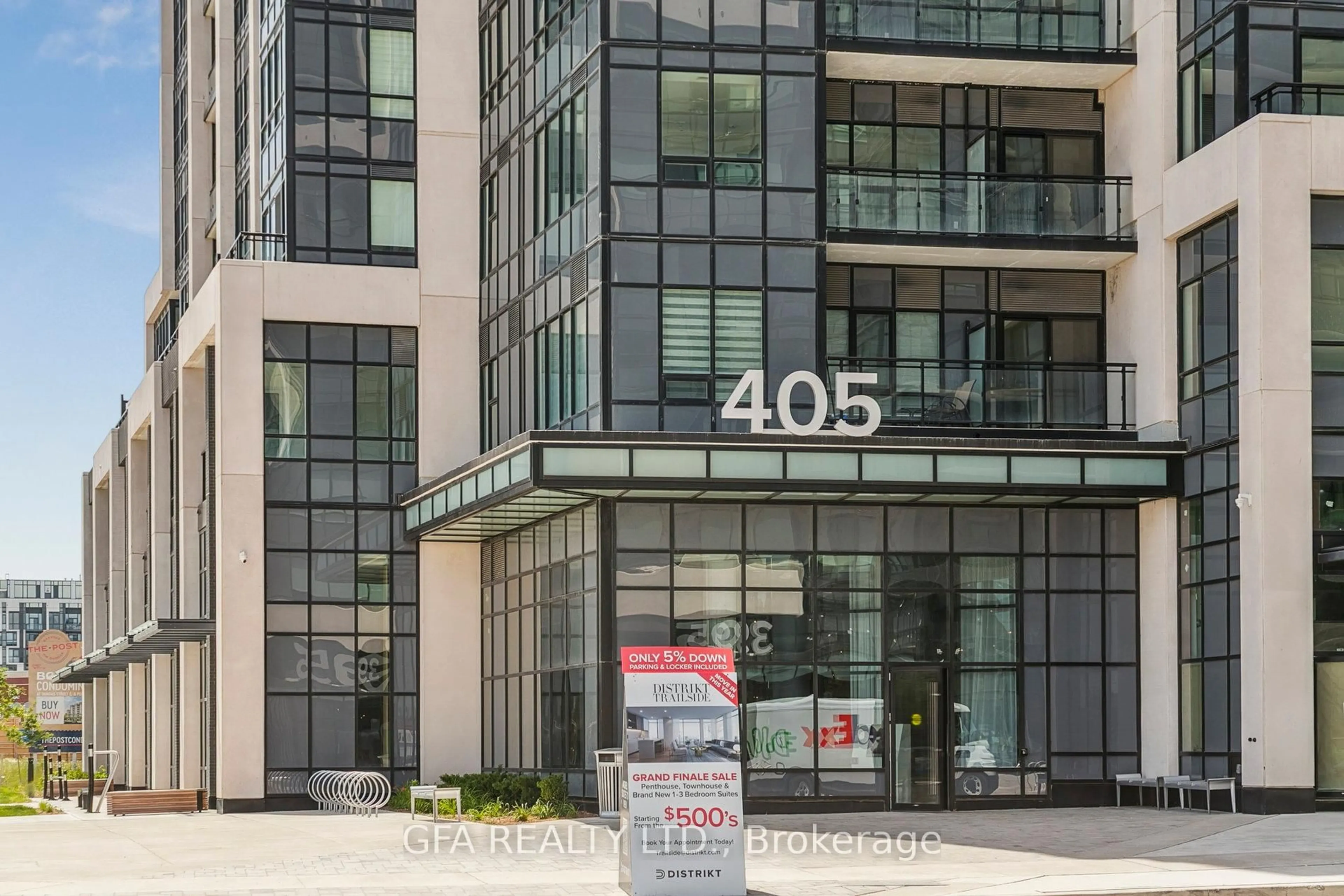 Indoor foyer for 405 Dundas St #LPH19, Oakville Ontario L6M 5P9