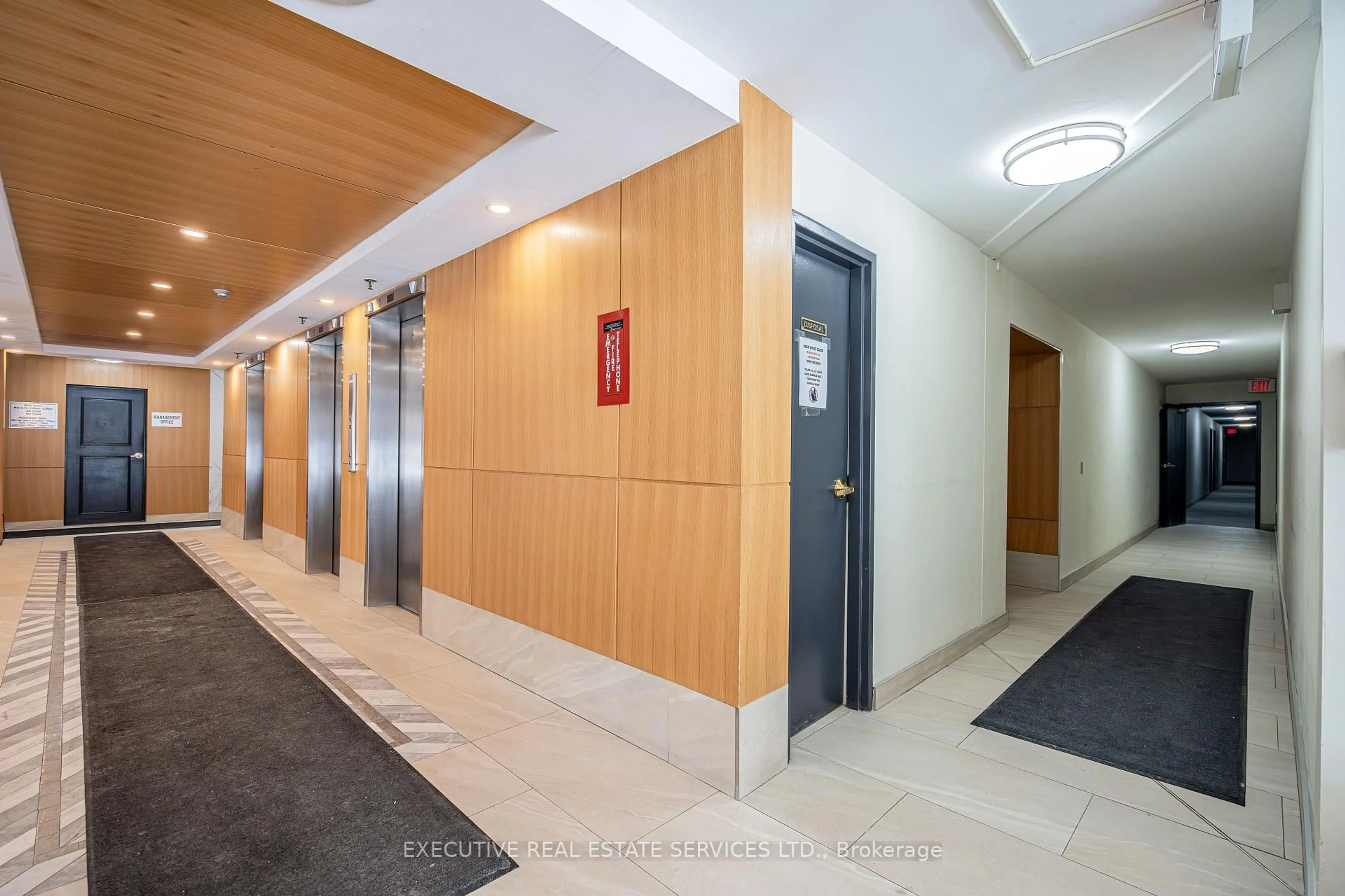 Indoor foyer for 3590 Kaneff Cres #1810, Mississauga Ontario L5A 3X3