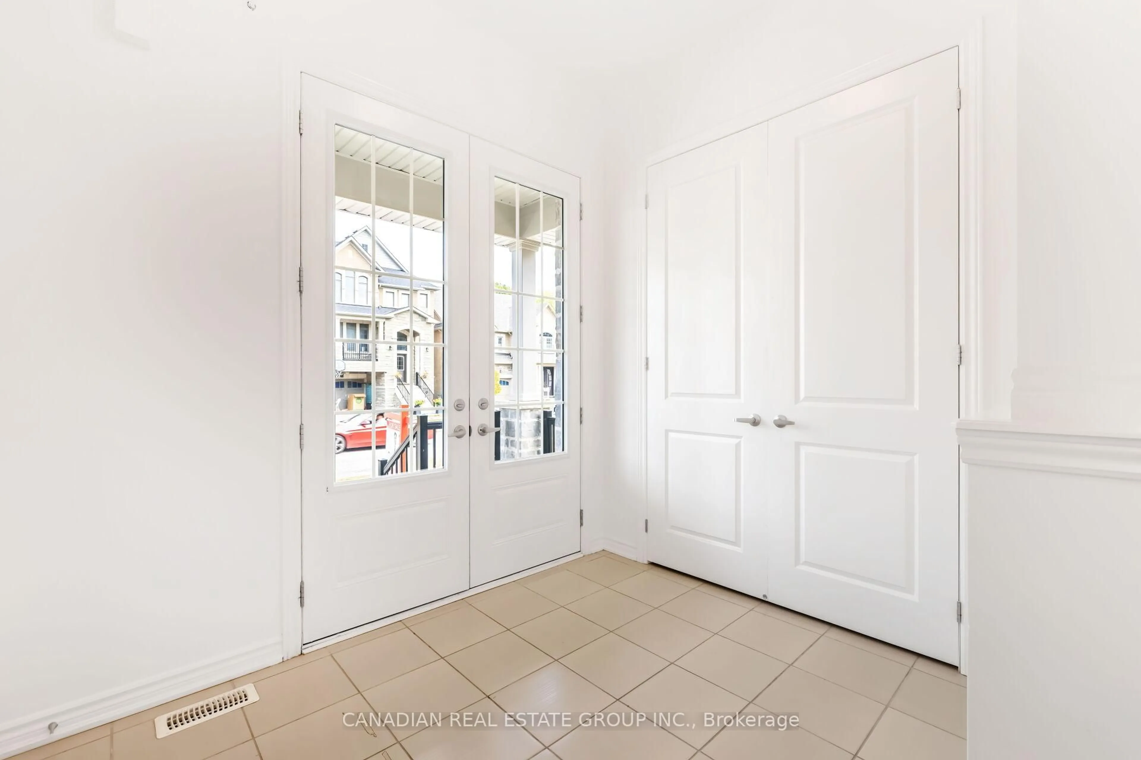 Indoor entryway for 182 Thornbush Blvd, Brampton Ontario L7A 0G4