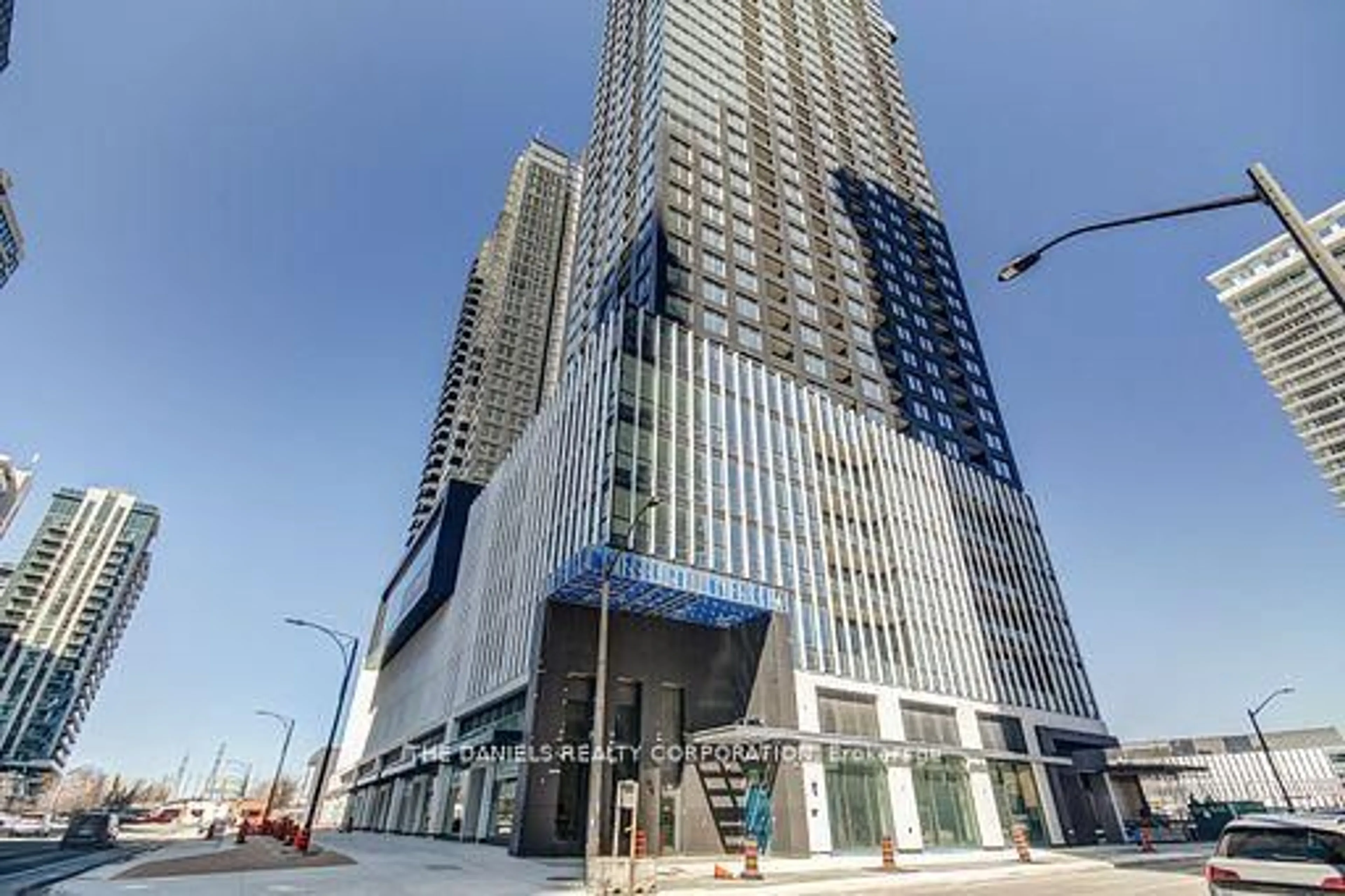 Indoor foyer for 395 Square One Dr #4612, Mississauga Ontario L5B 0P6