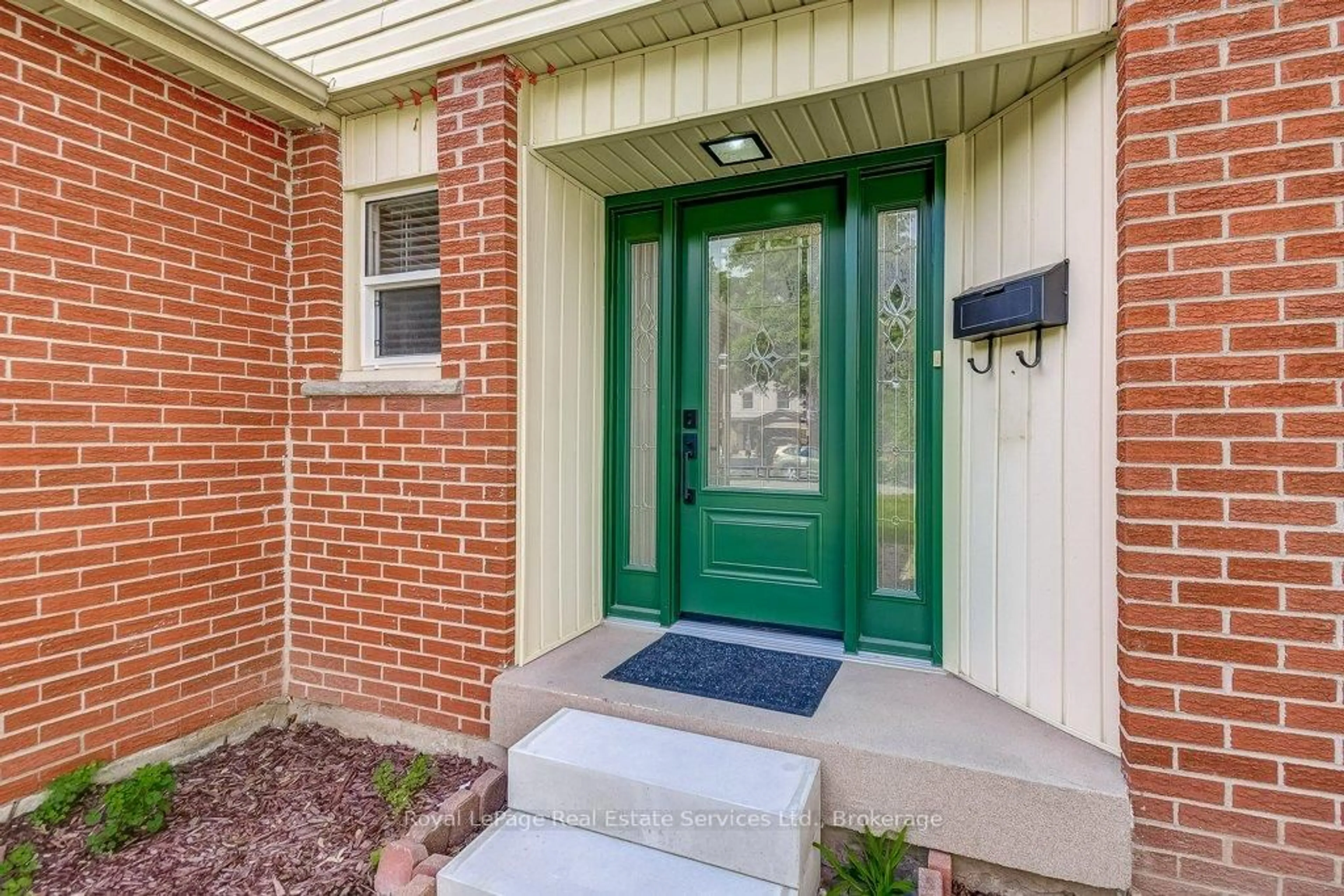 Indoor entryway for 1225 Consort Cres, Burlington Ontario L7M 1J8