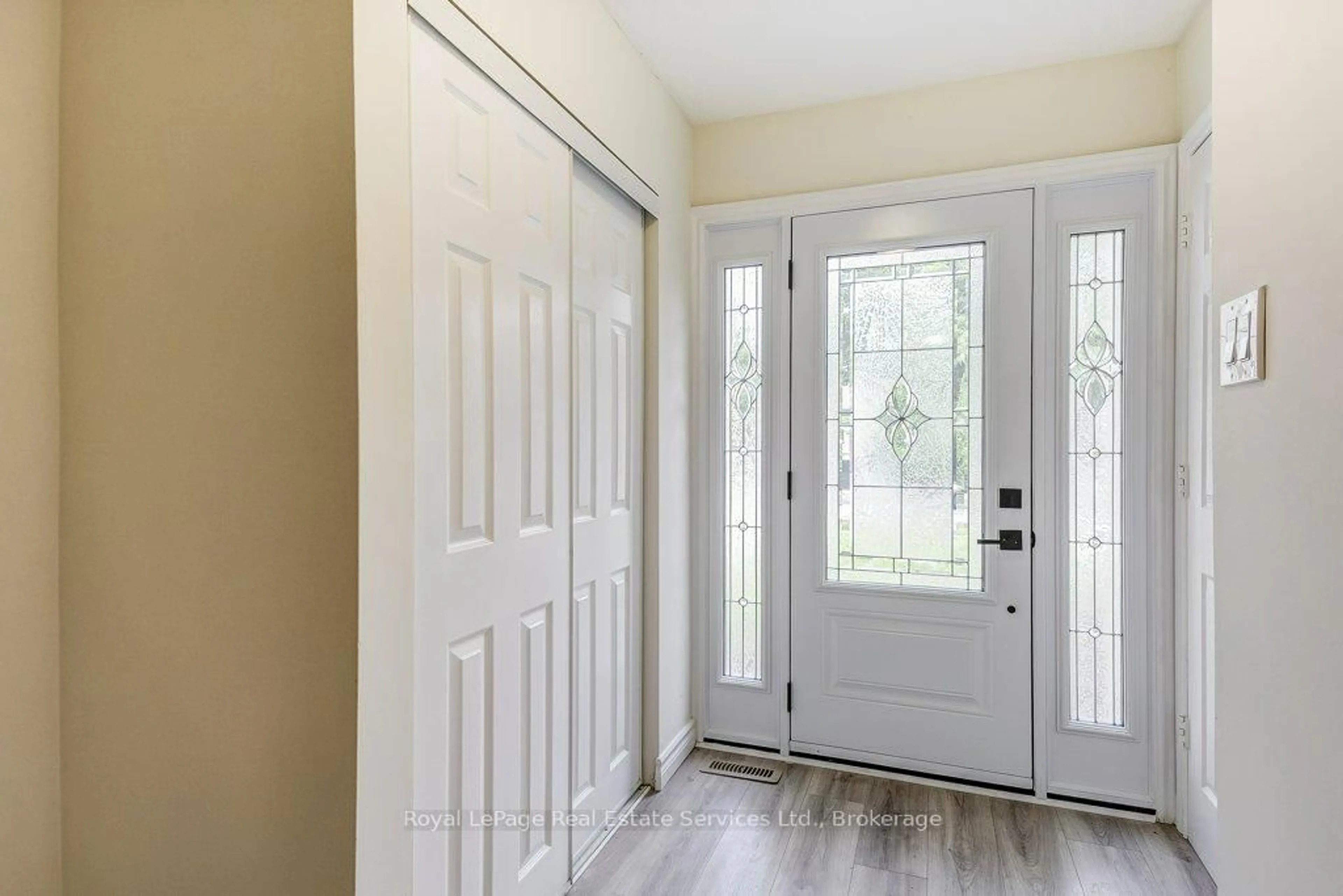Indoor entryway for 1225 Consort Cres, Burlington Ontario L7M 1J8
